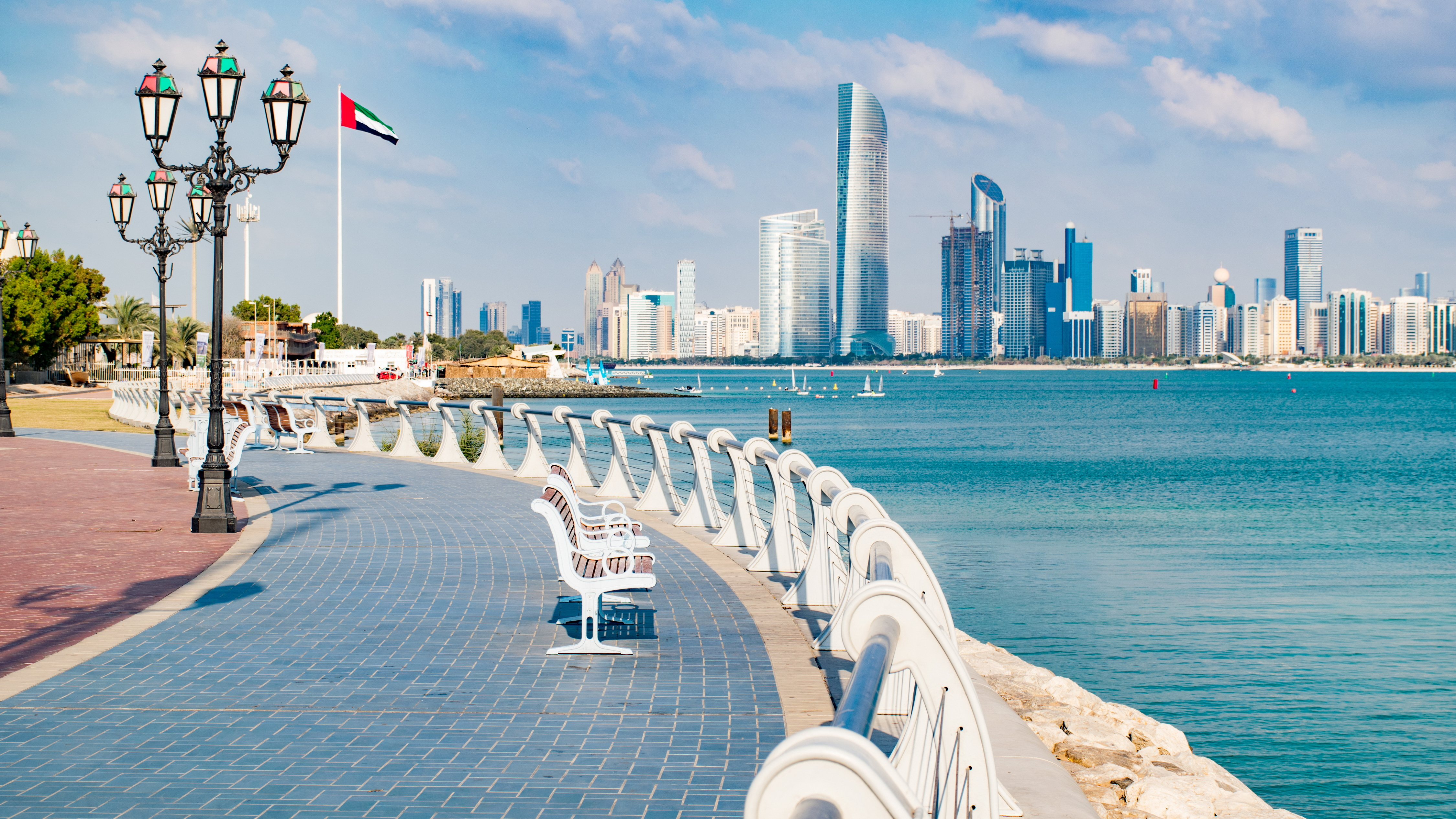 Абу-Даби, столица ОАЭ, куда могут переехать иностранцы