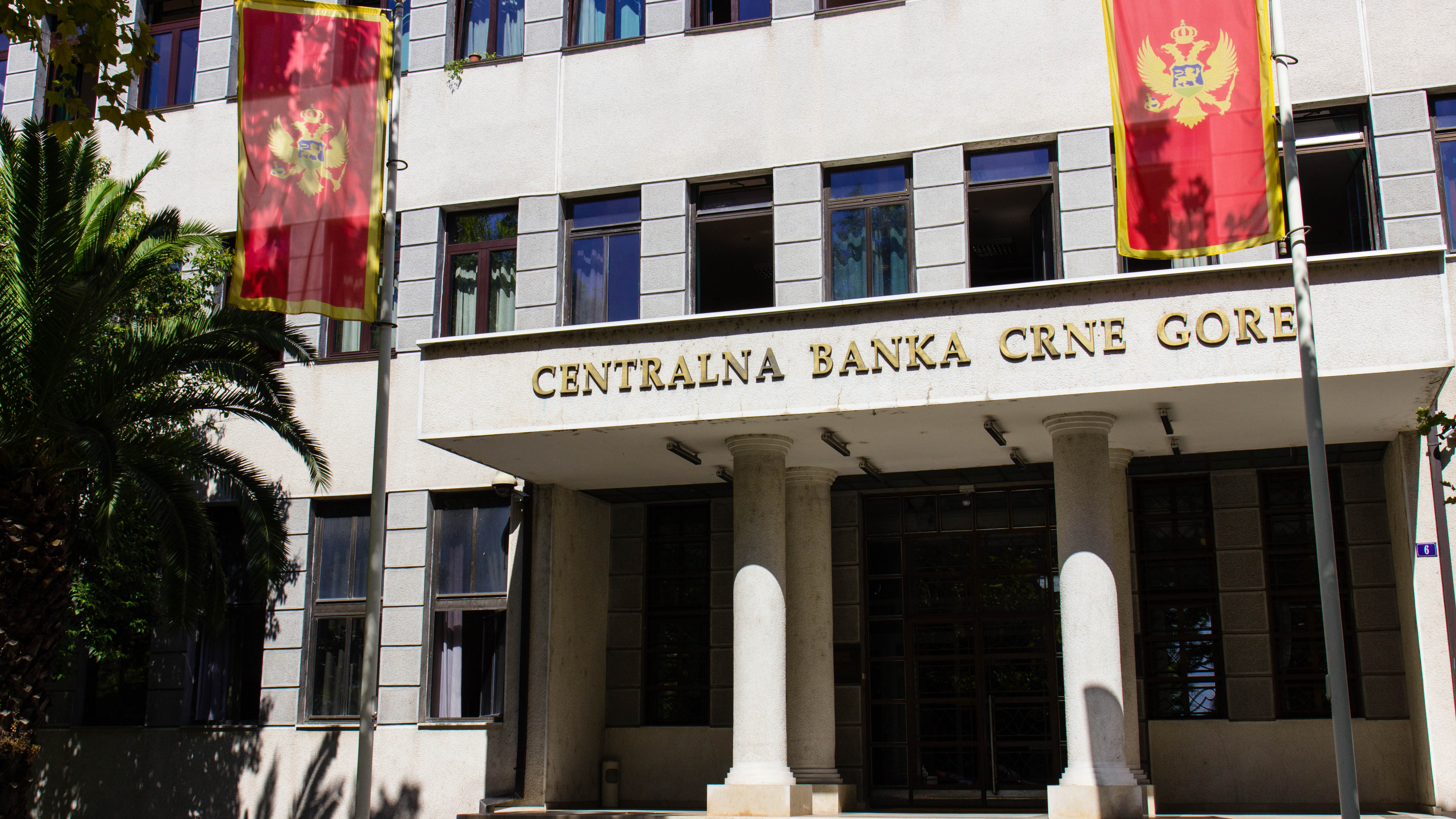 Черногорский банк для открытия счета, снятия наличных и других целей