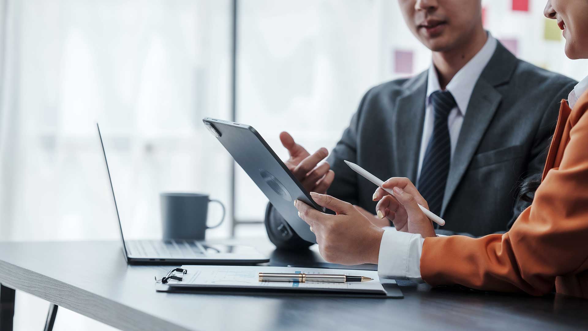 Бизнесмены обсуждают этапы открытия бизнеса в Италии