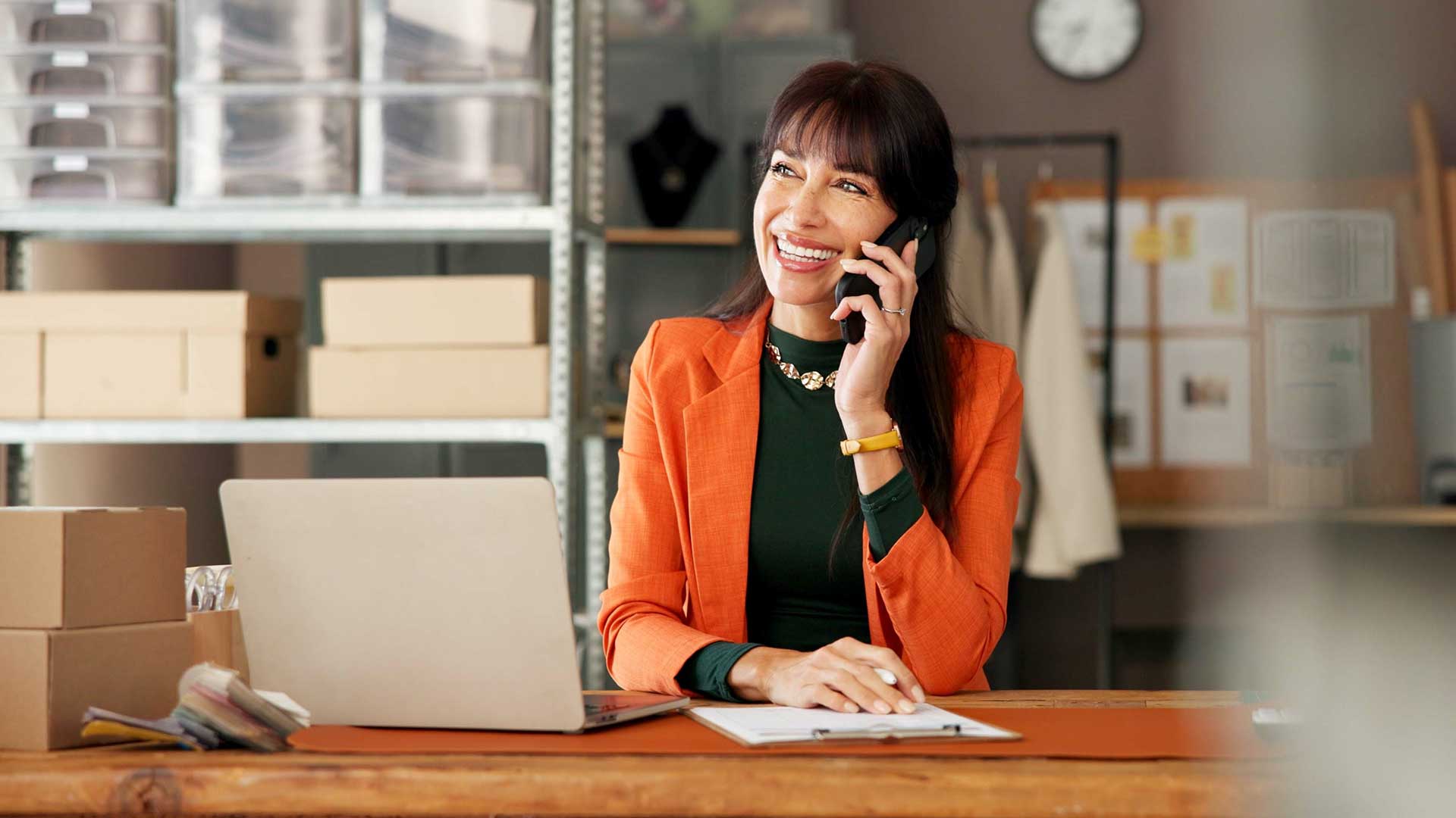 Женщина ведет бизнес в Латвии принимая заказы по телефону