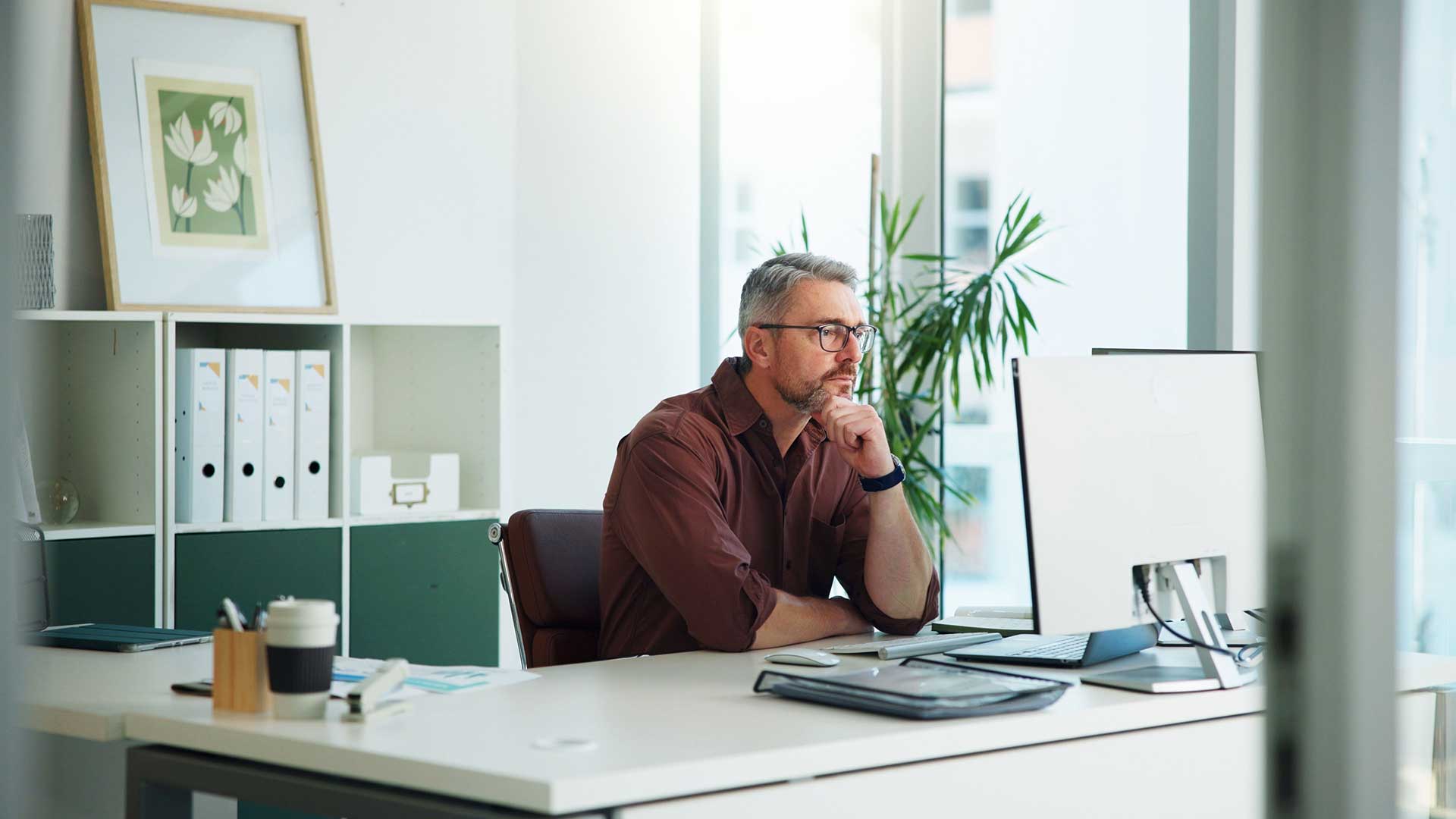 Бизнесмен изучает регистрацию бизнеса в Португалии