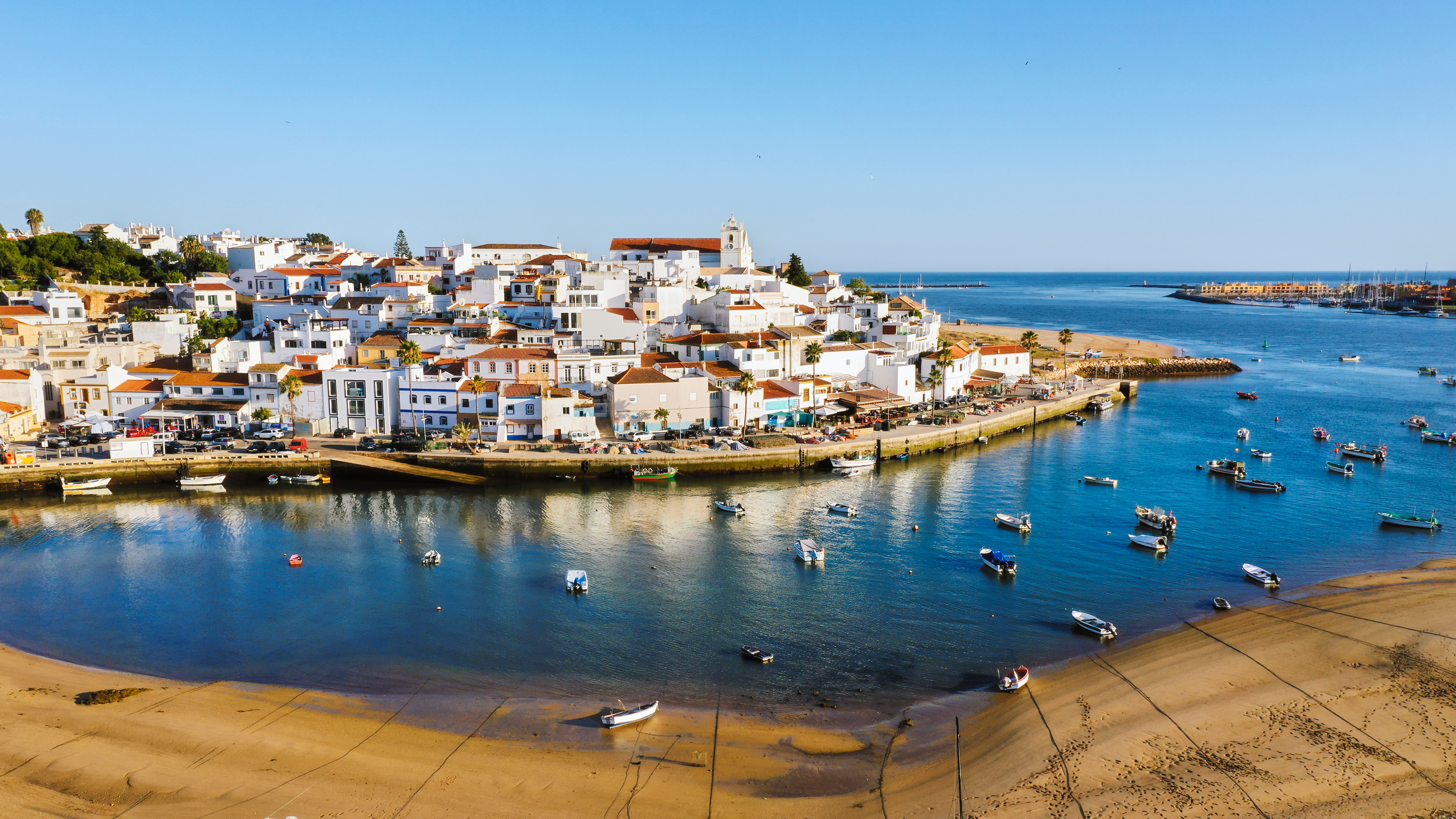 Вид на дома возле моря у Португалии, которые могут купить иностранцы