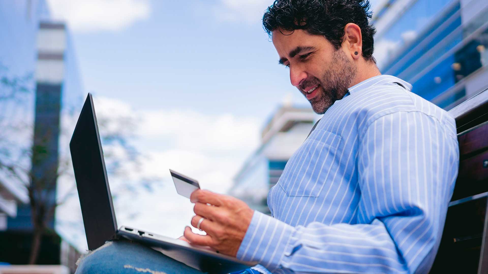 Мужчина оплачивает свои покупки в Эстонии банковской картой