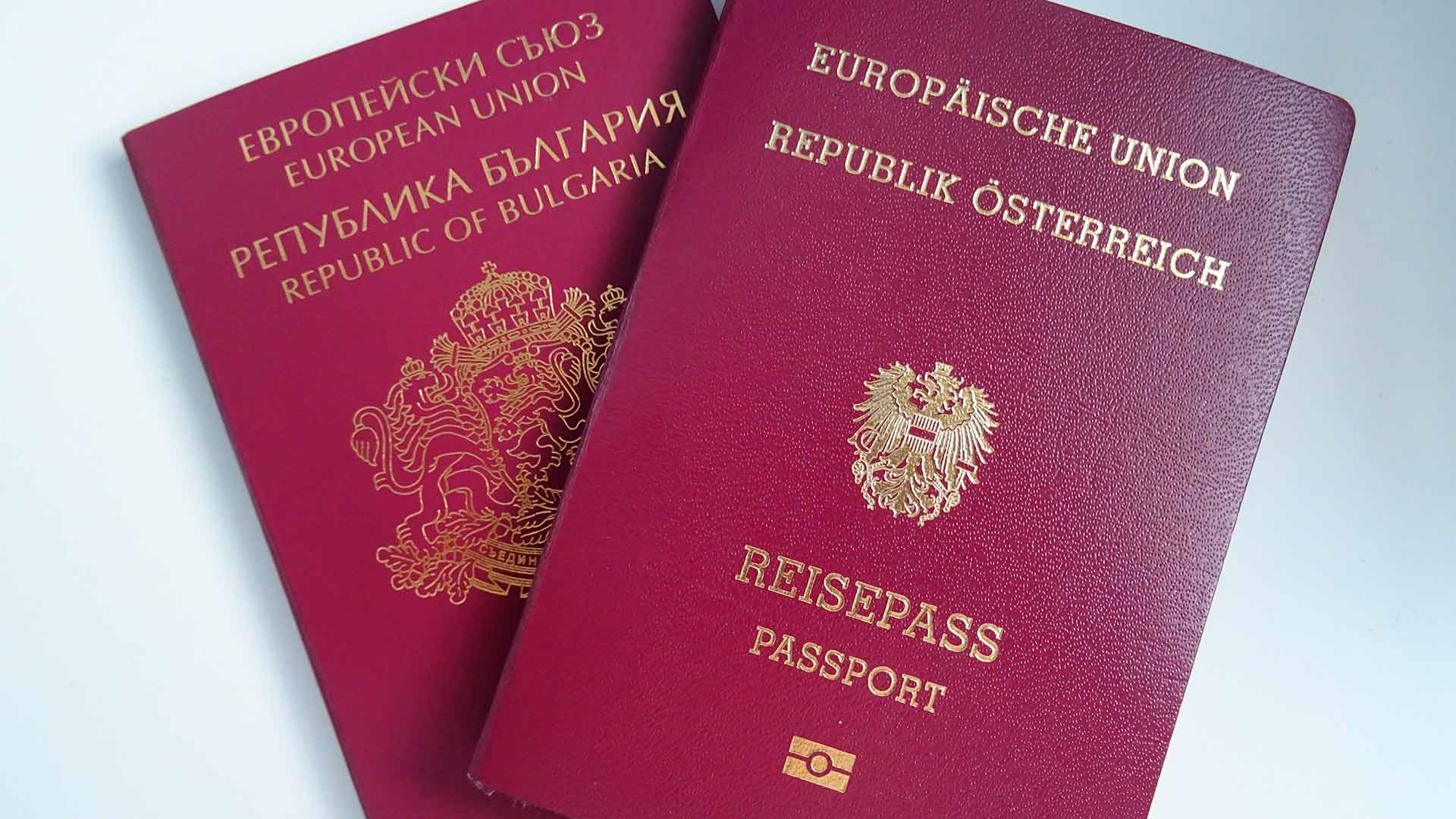 Два паспорта: Австрии и Болгарии