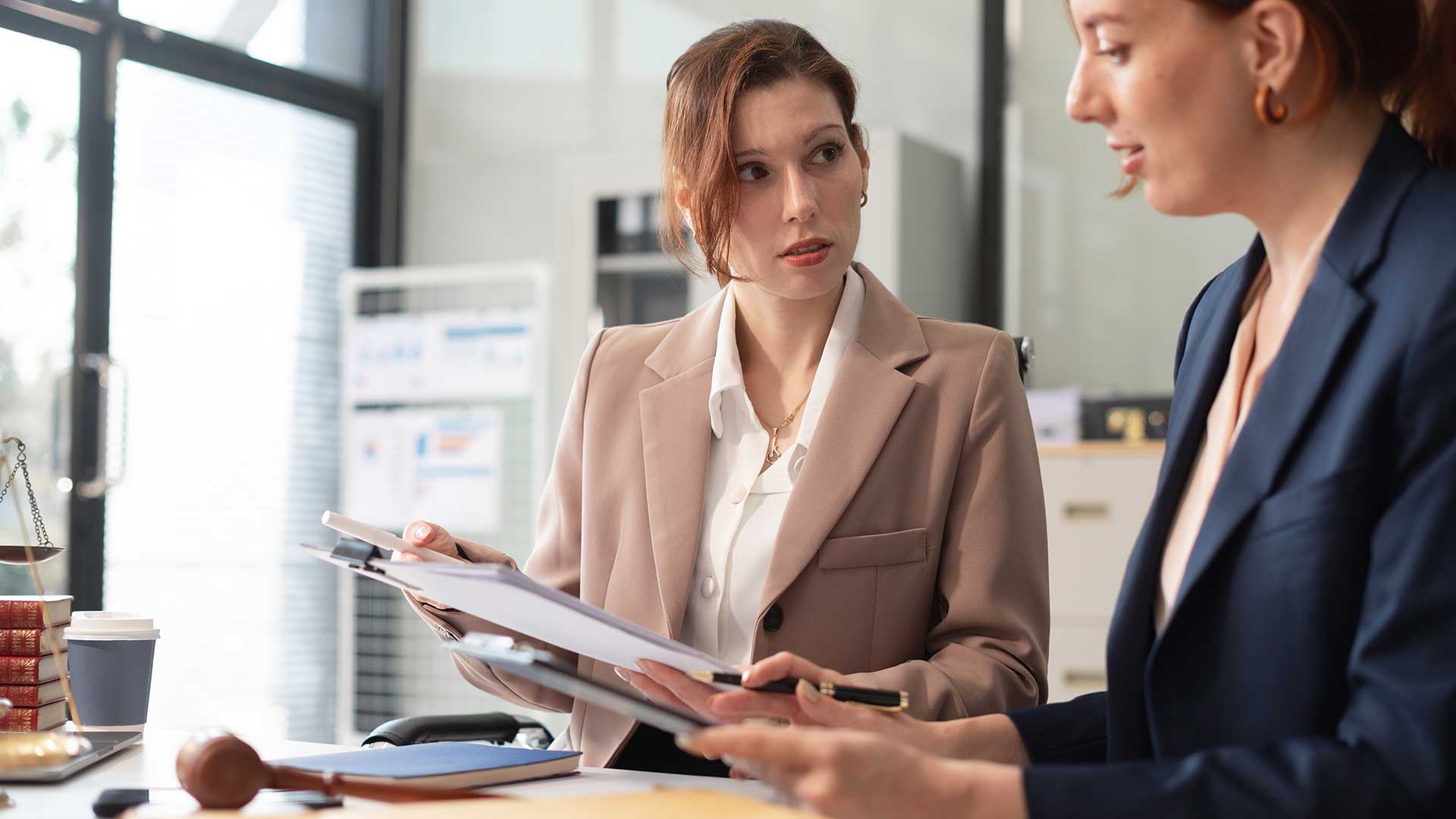 Женщина получает гражданство Бельгии