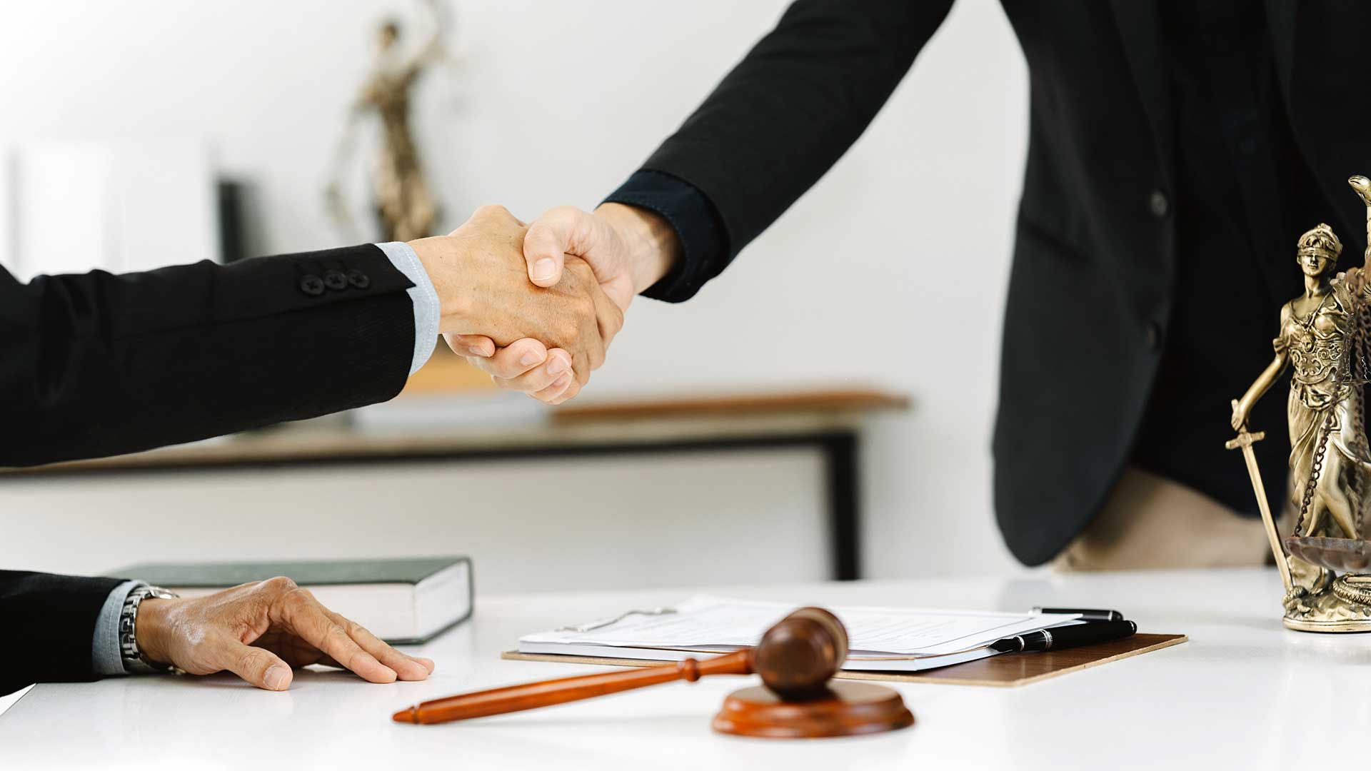 Клиент с юристом обсудили условия оформления гражданства Бельгии