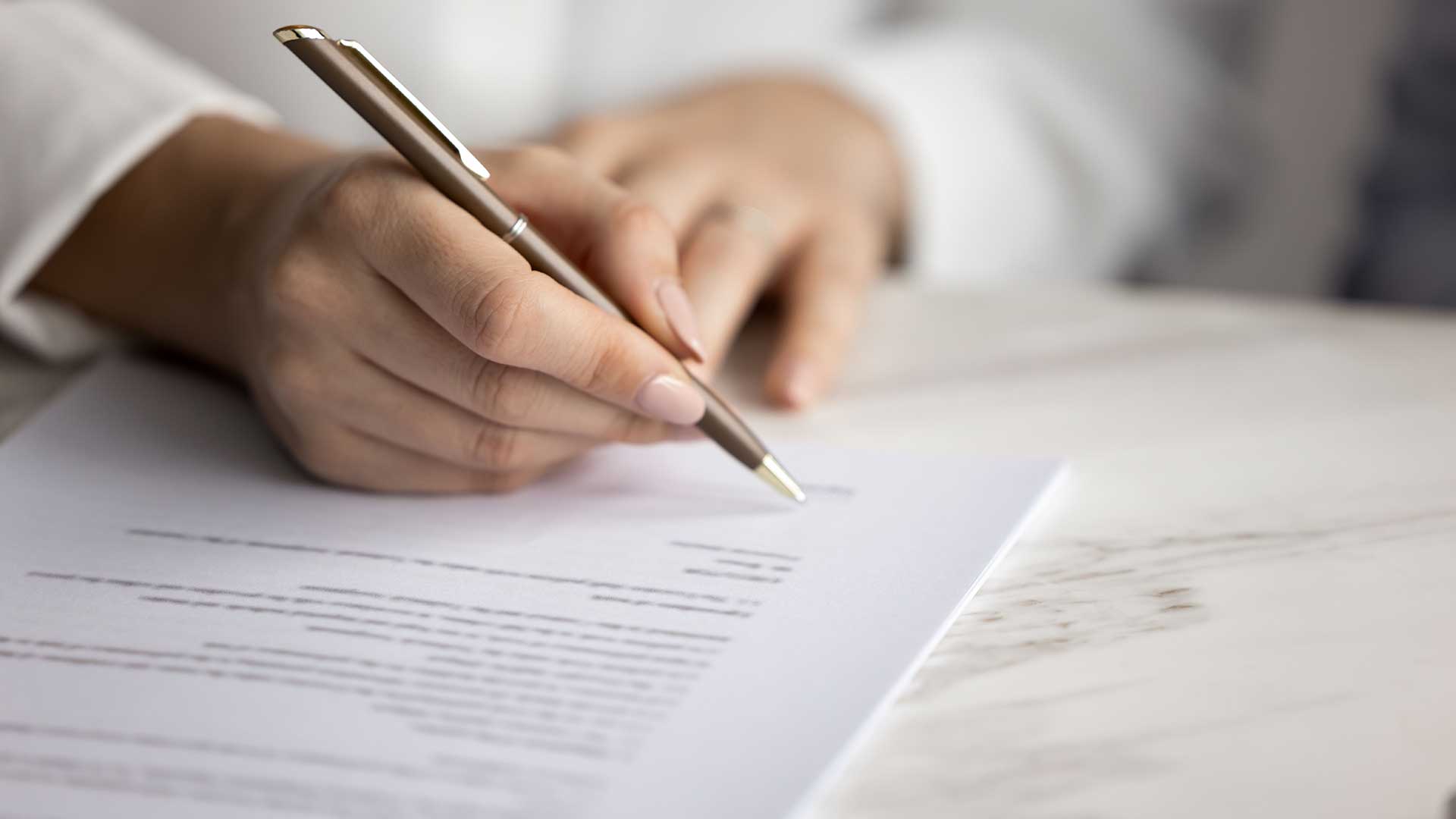 Подписание заявления на выдачу паспорта Франции