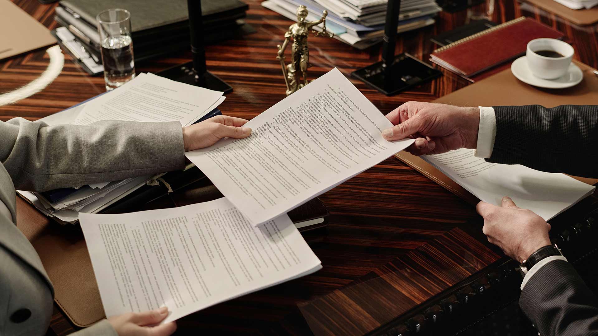 Юрист с клиентом разбирают этапы получения паспорта Хорватии