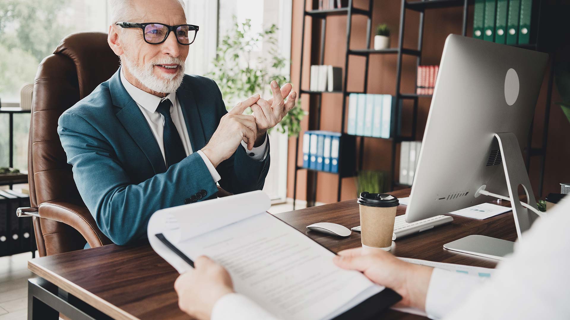 Юрист рассказывает клиенту как получить гражданство Ирландии