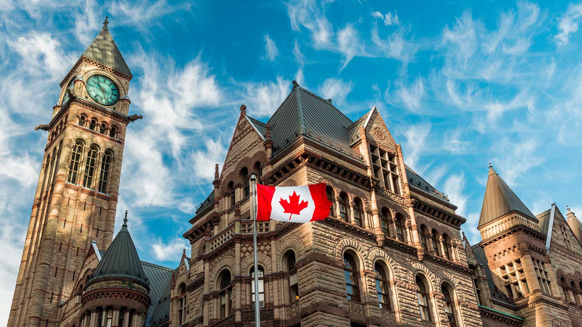 Флаг на фоне здания символизирующий гражданство Канады