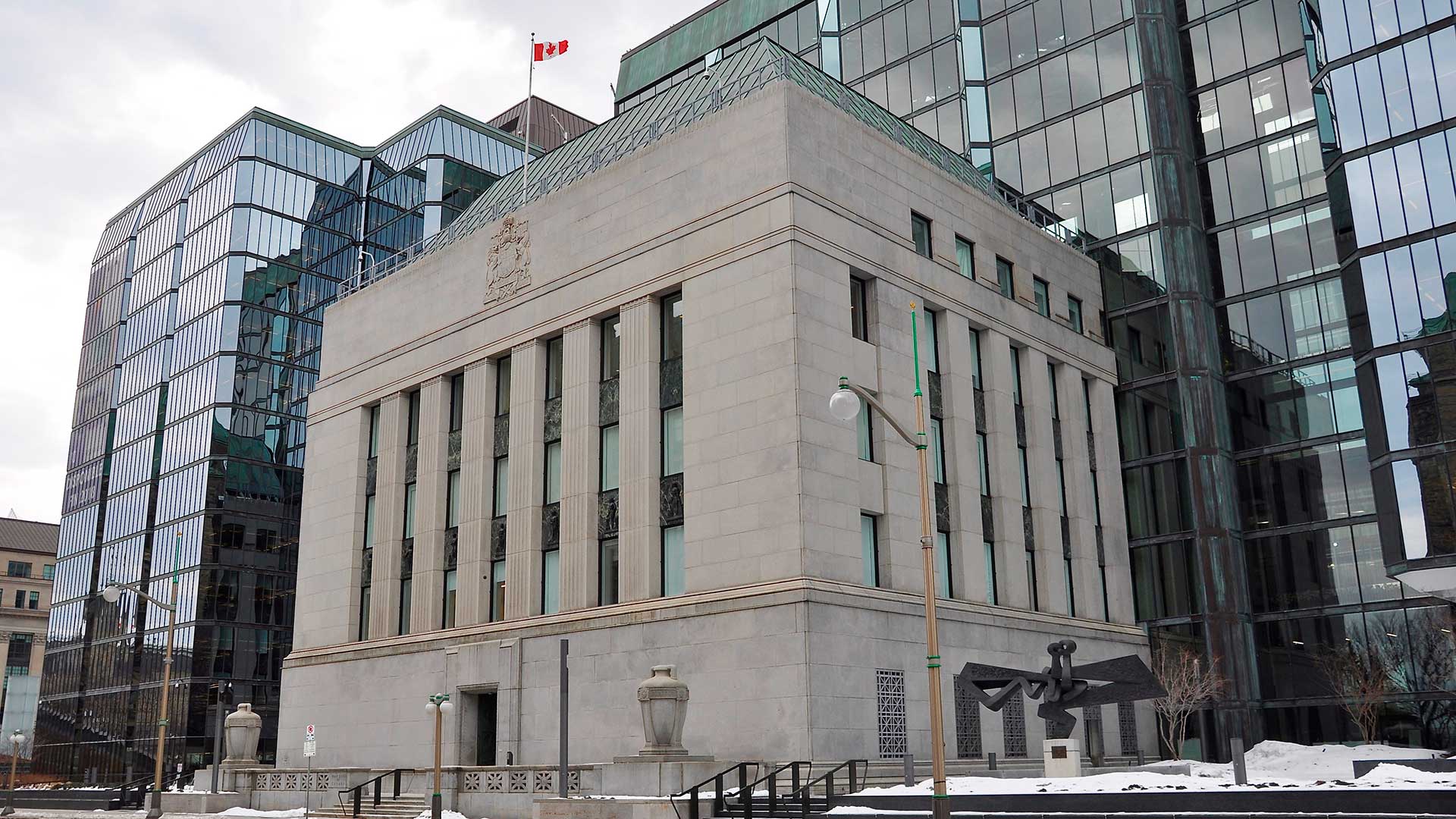 Здание банка для вложений чтоб получить гражданство Канады за инвестиции