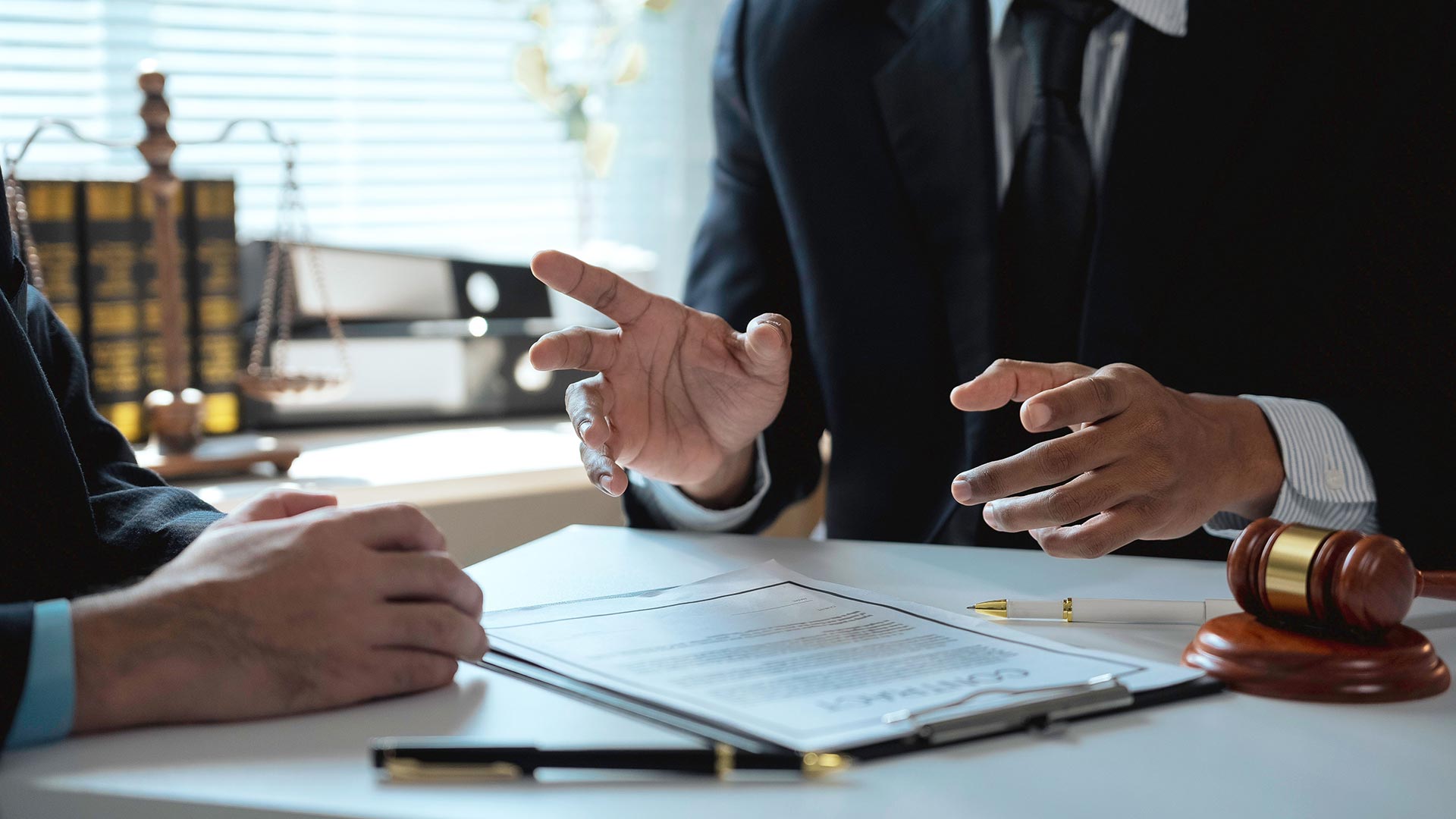 Обсуждение условий получения гражданства Латвии с юристом