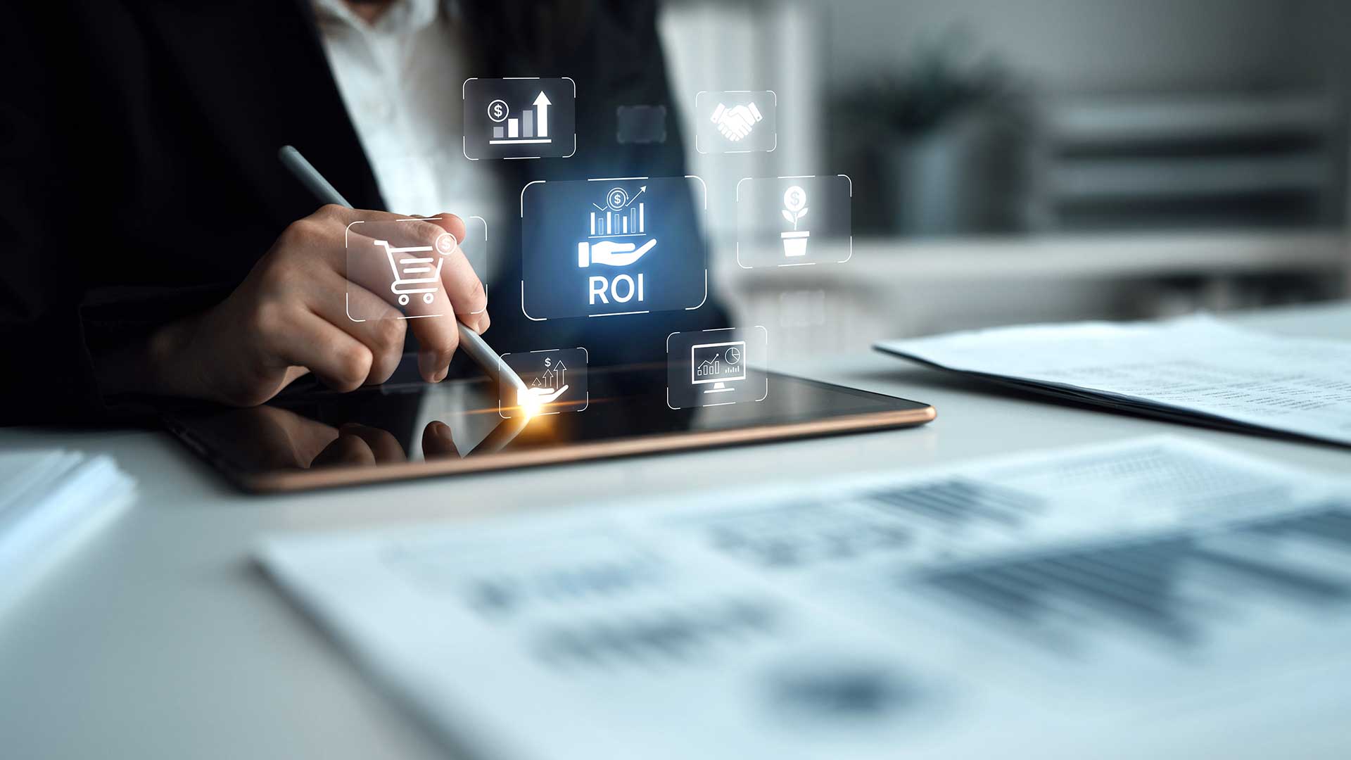 Бизнесмен изучает свои инвестиции на Мальте