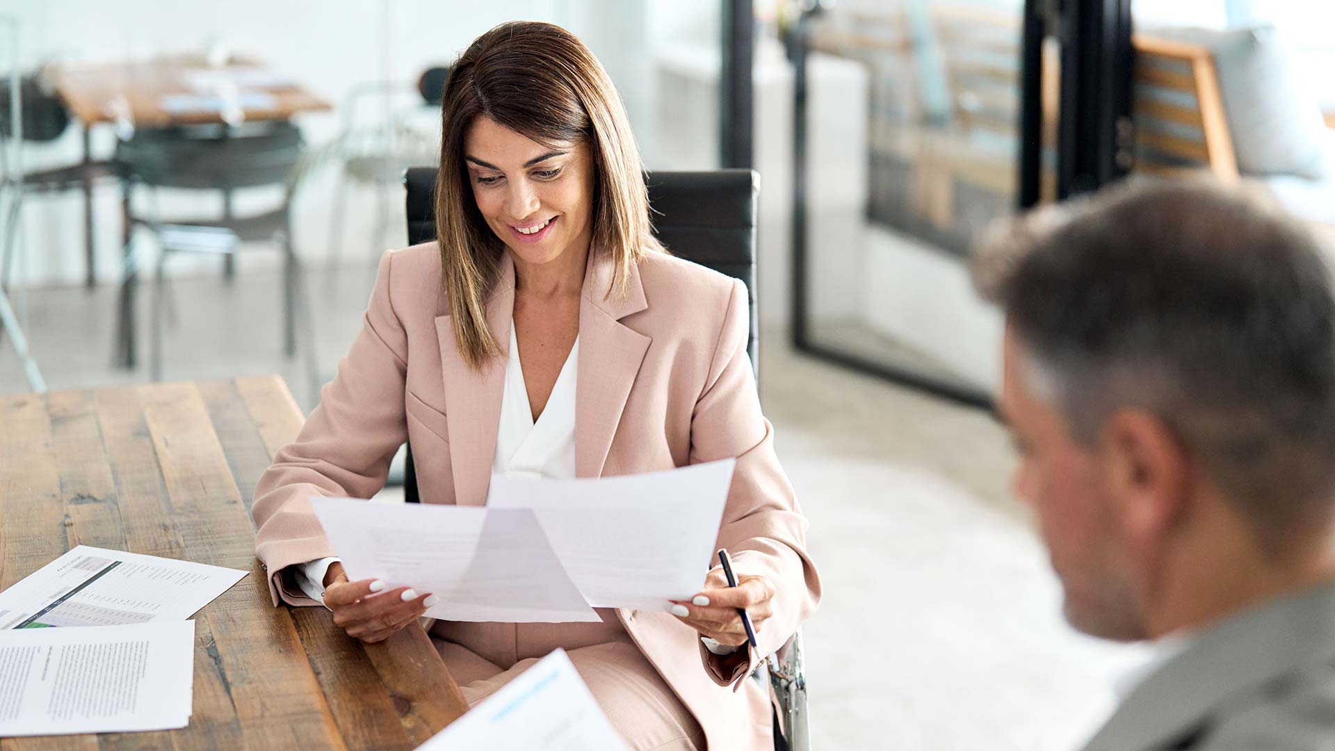 Женщина изучает требования на гражданство Нидерландов