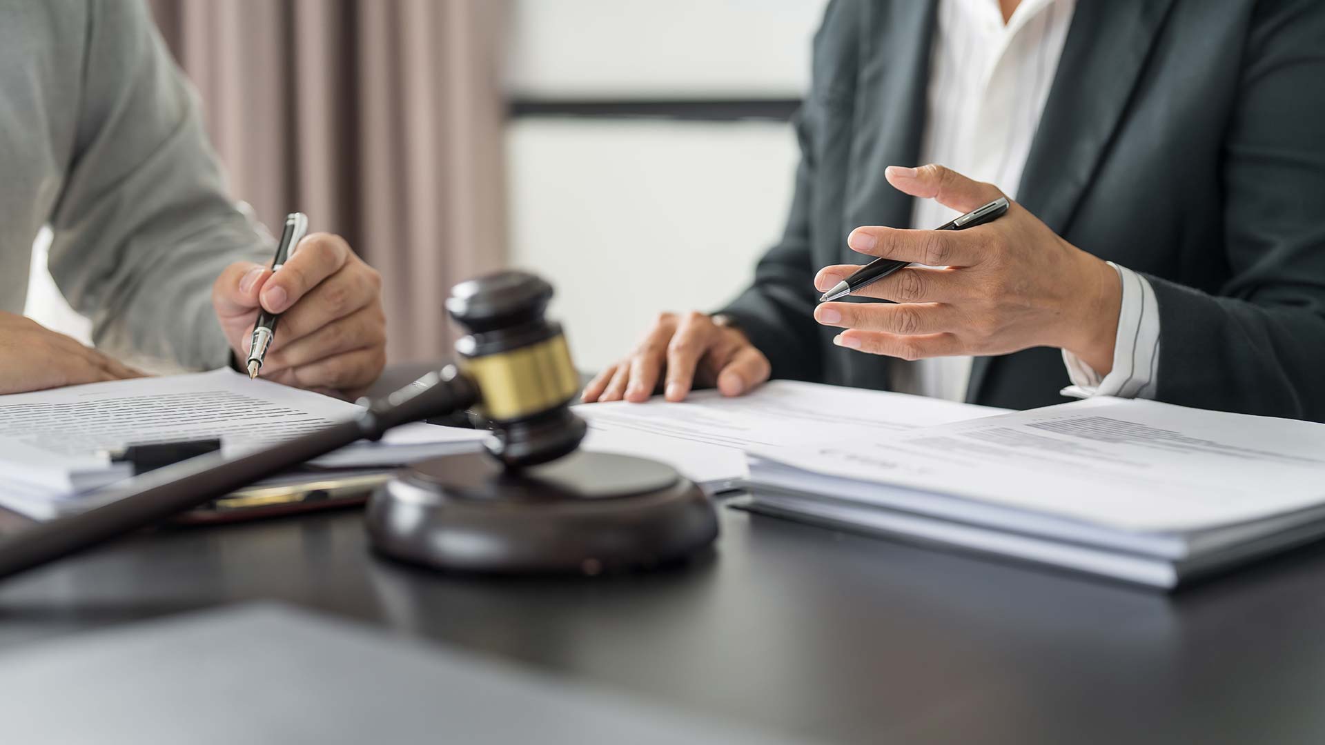 Юрист рассказывает клиенту о подаче документов на гражданство Португалии