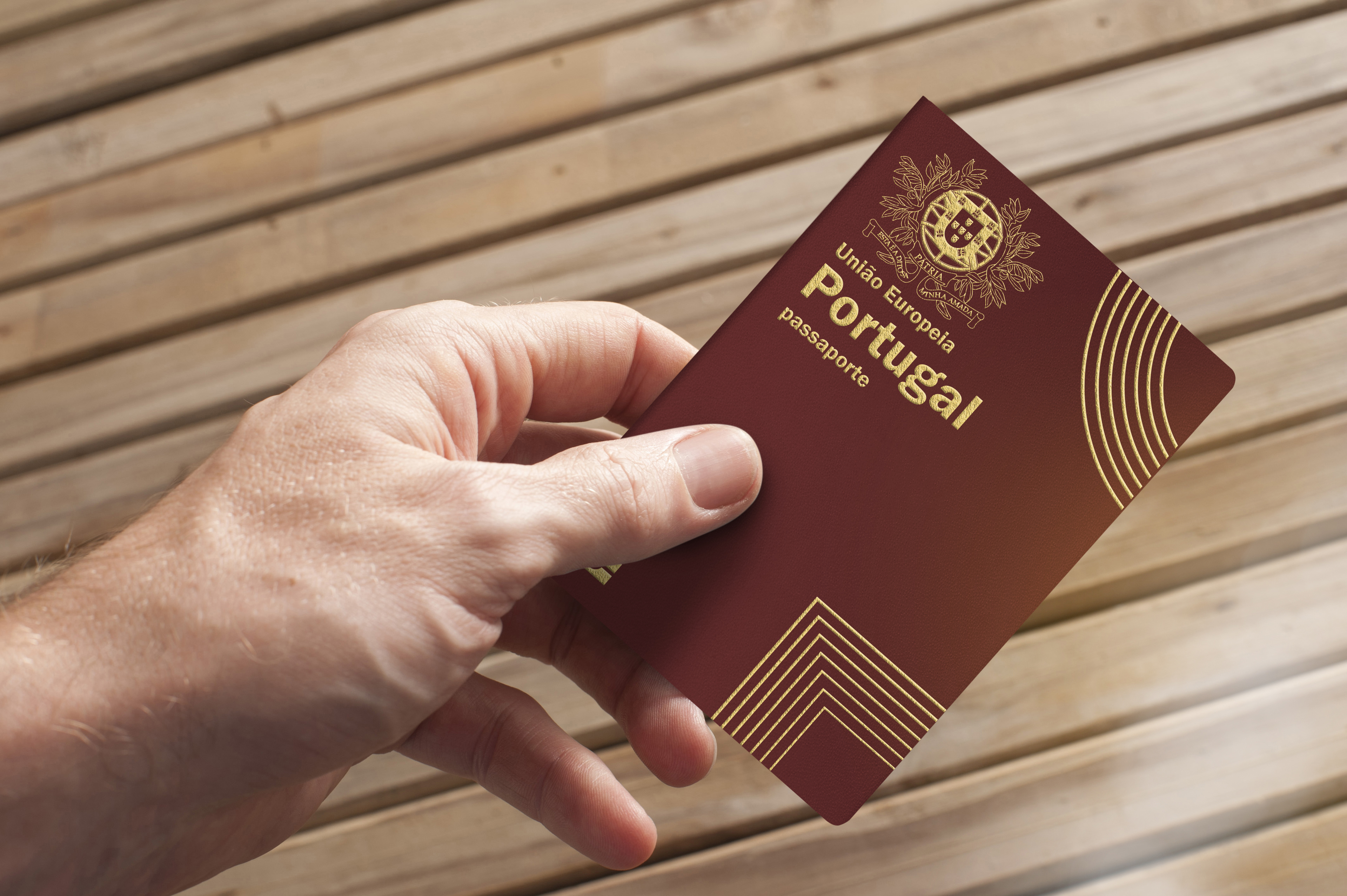 Паспорт Португалии, гражданство которой иностранцы могут получить
