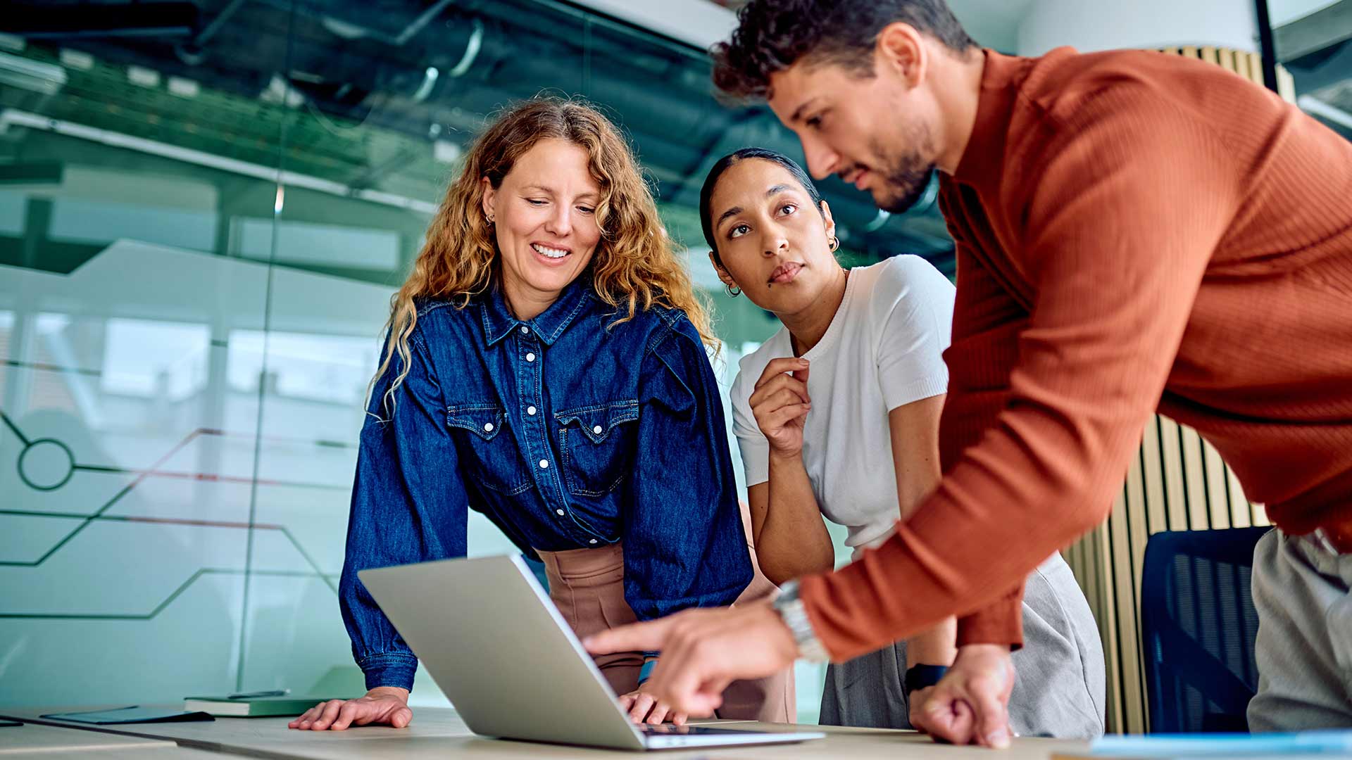 Компания предпринимателей обсуждают работу после переезда в Хорватию