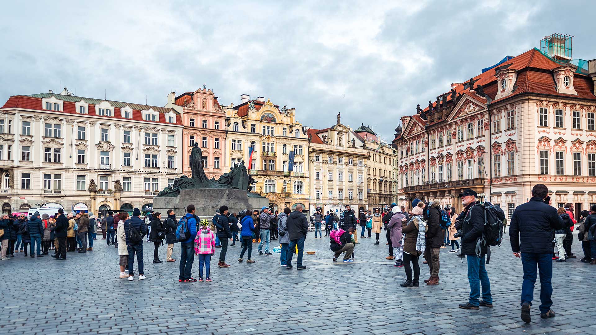 Люди на площади в Польше, некоторые после иммиграции на ПМЖ в Польшу