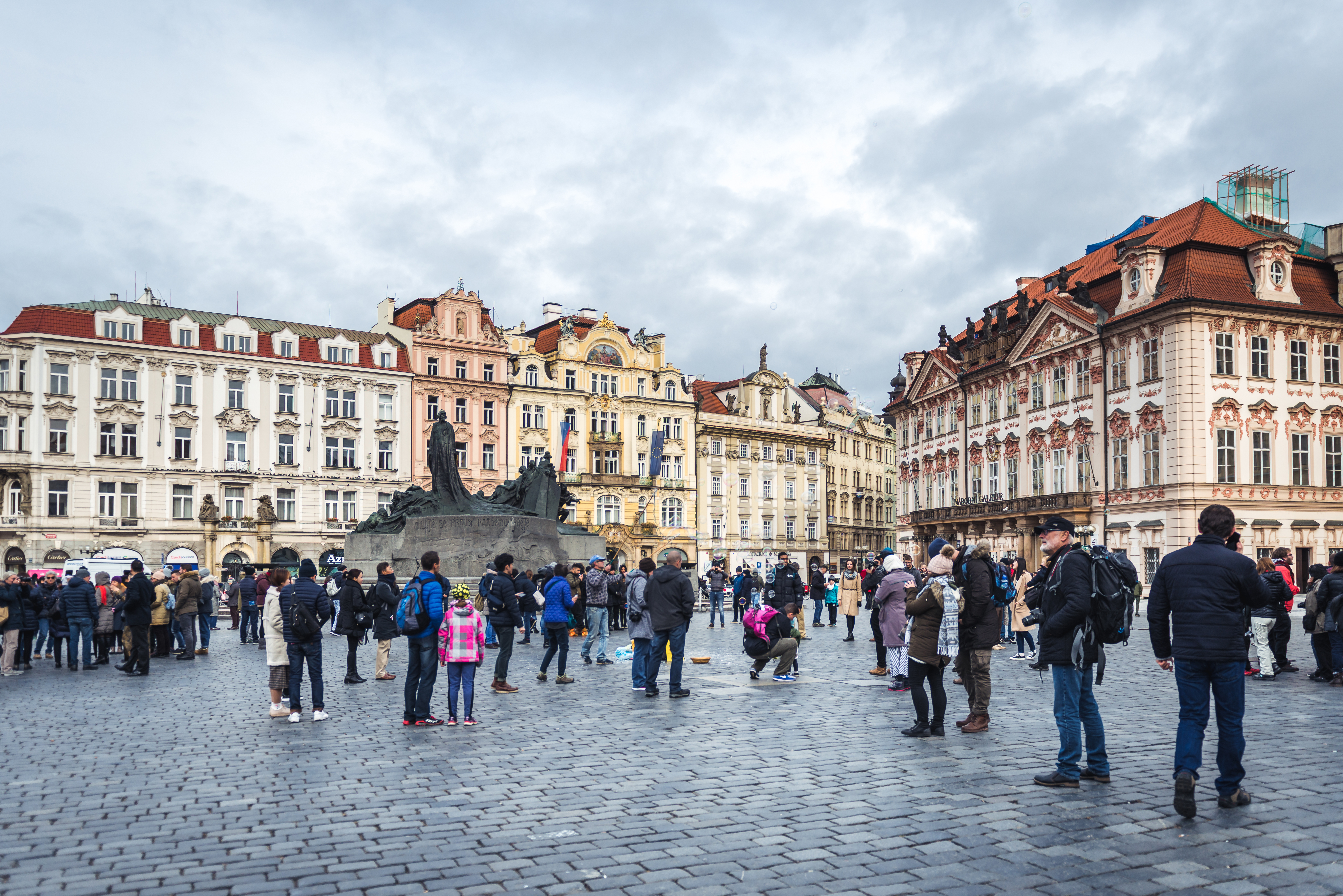 Люди на площади в Польше, некоторые после иммиграции на ПМЖ в Польшу