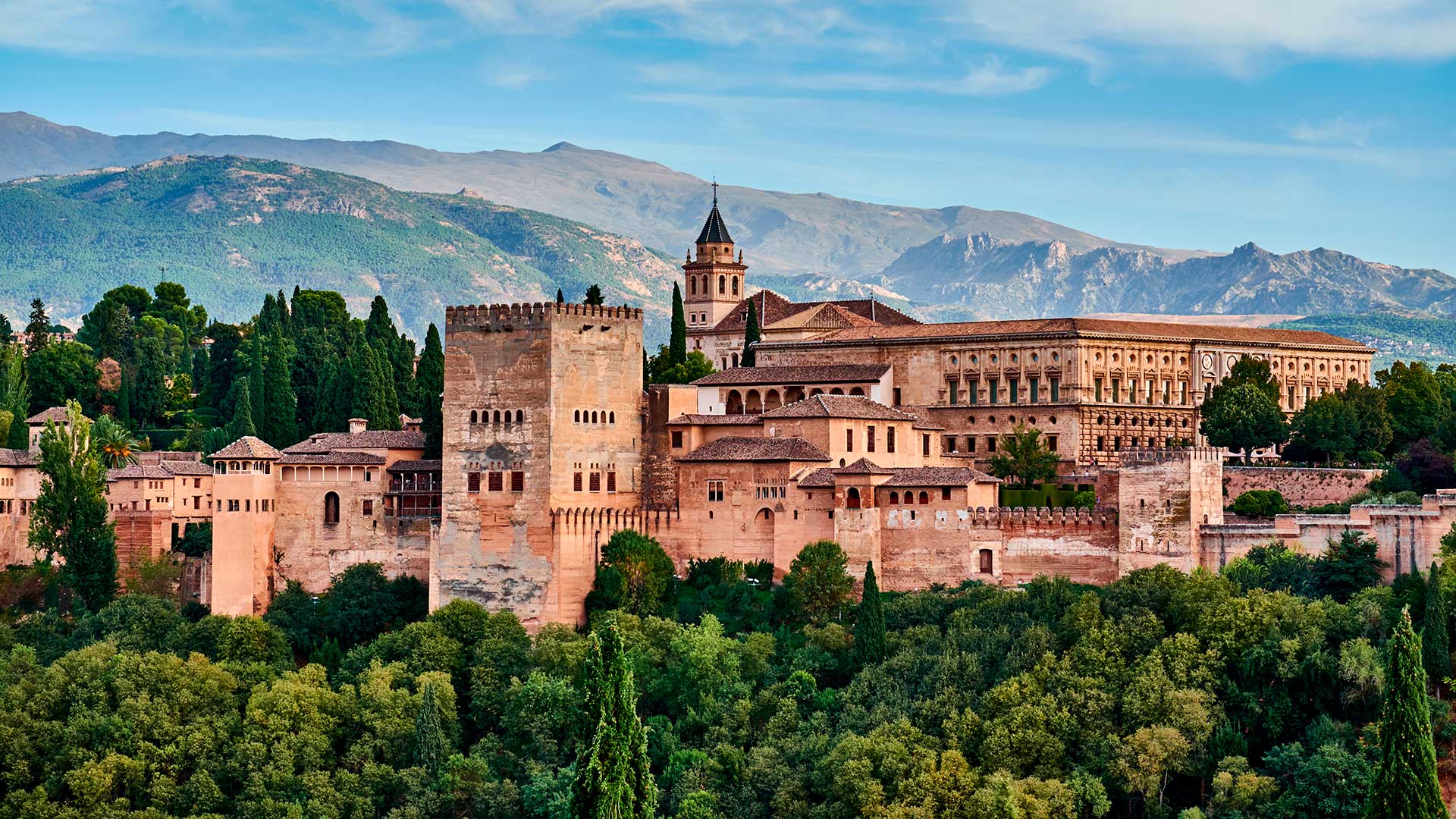 Крепость Альгамбра в Испании, стране, куда могут переехать иностранцы
