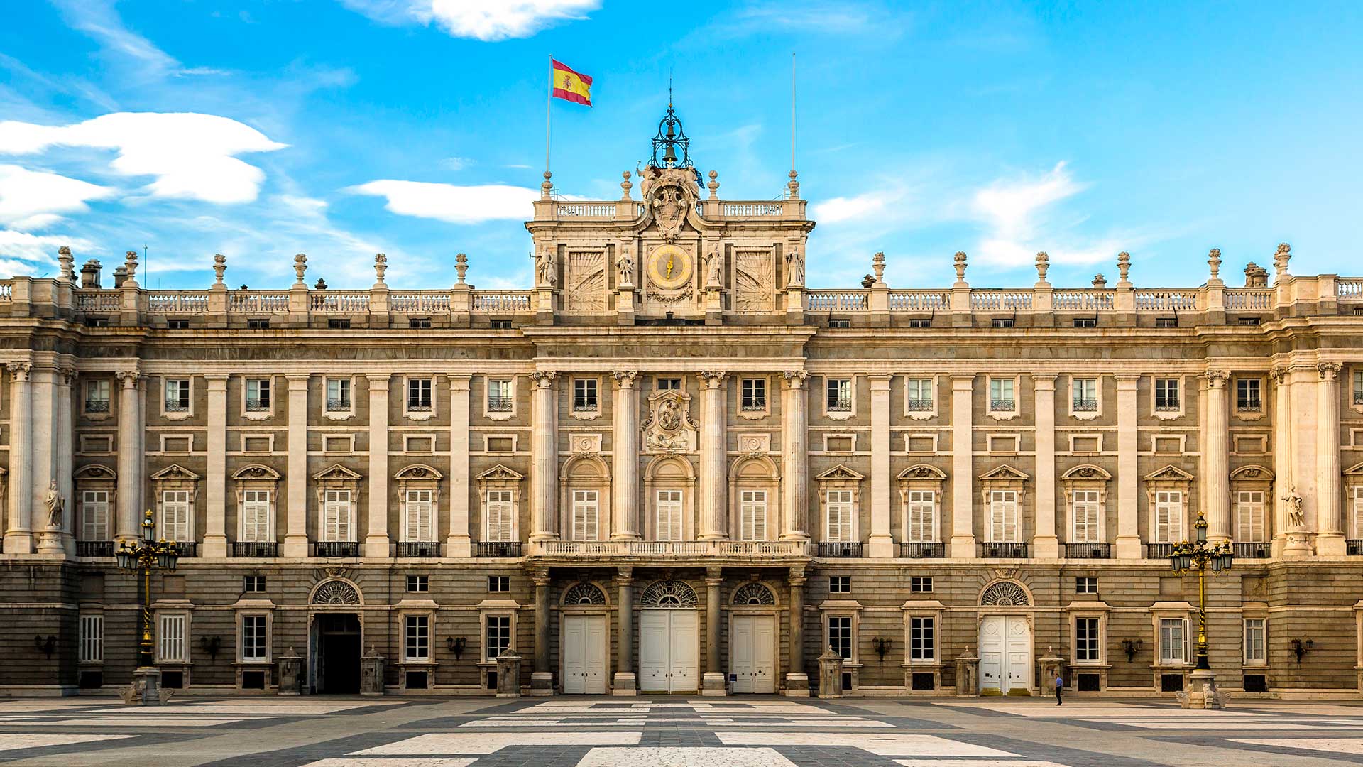 Королевский дворец в Мадриде, столице Испании, где иностранцы могут получить образование