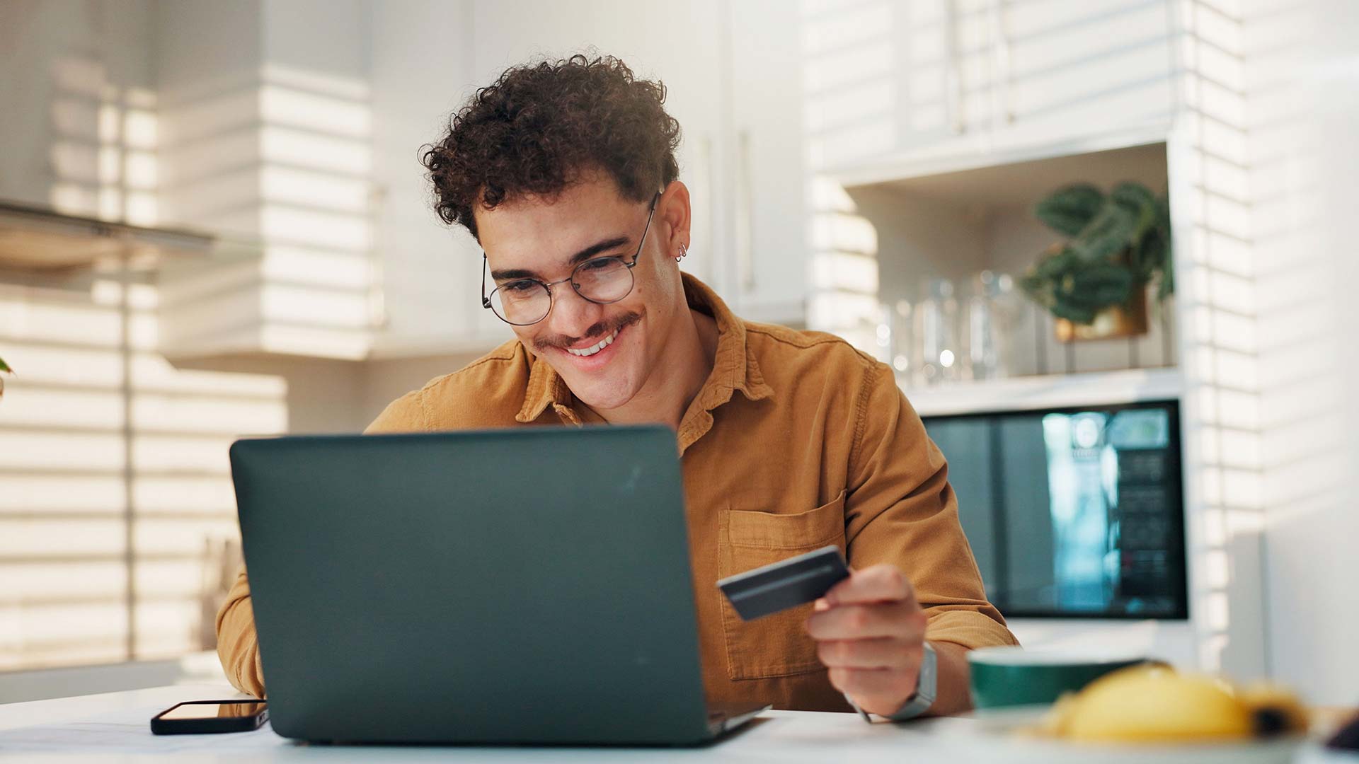 Украинец в Италии открывает банковскую карту онлайн