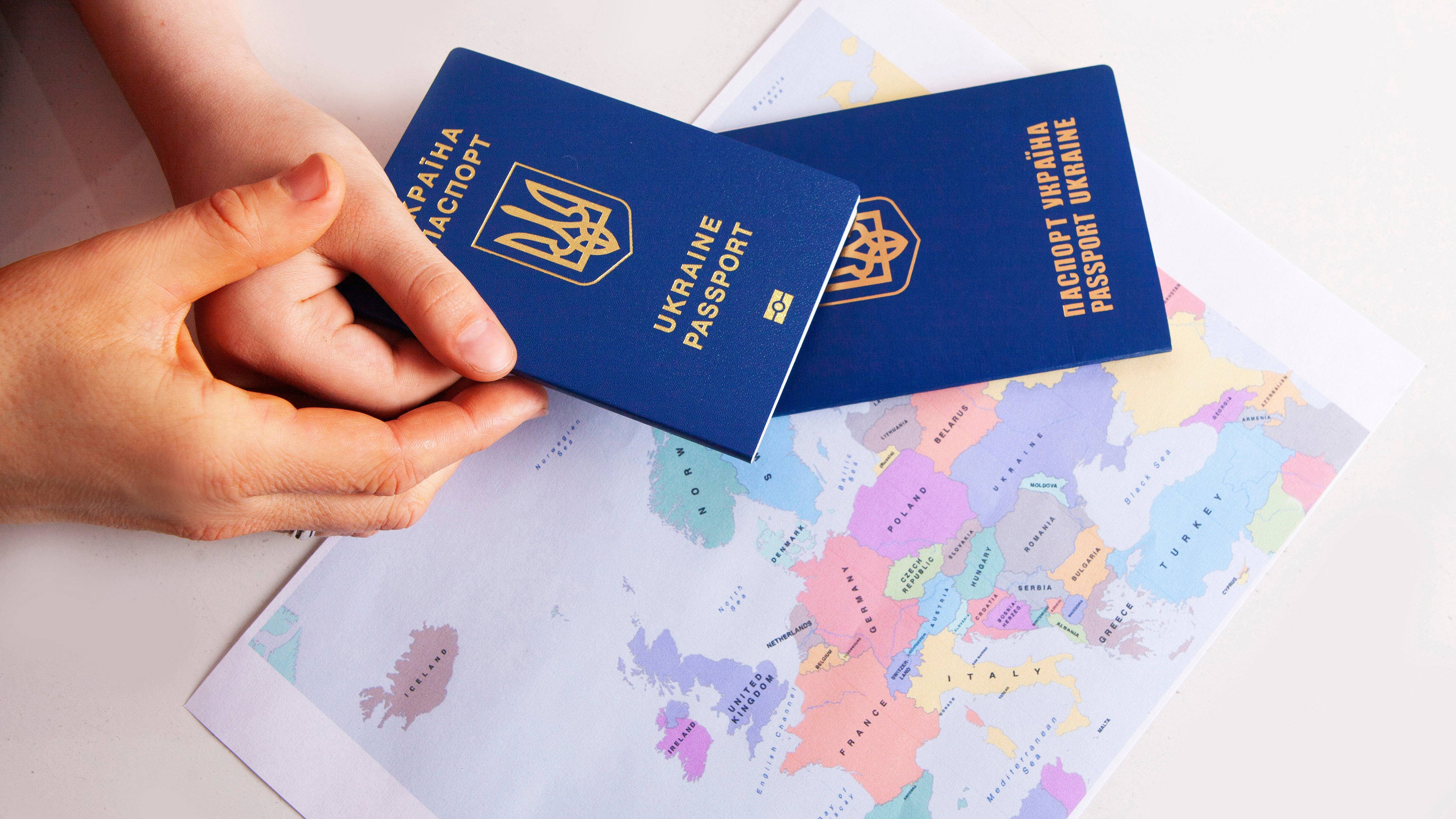 Паспорта Украины и карта Европы, куда могут эмигрировать украинцы