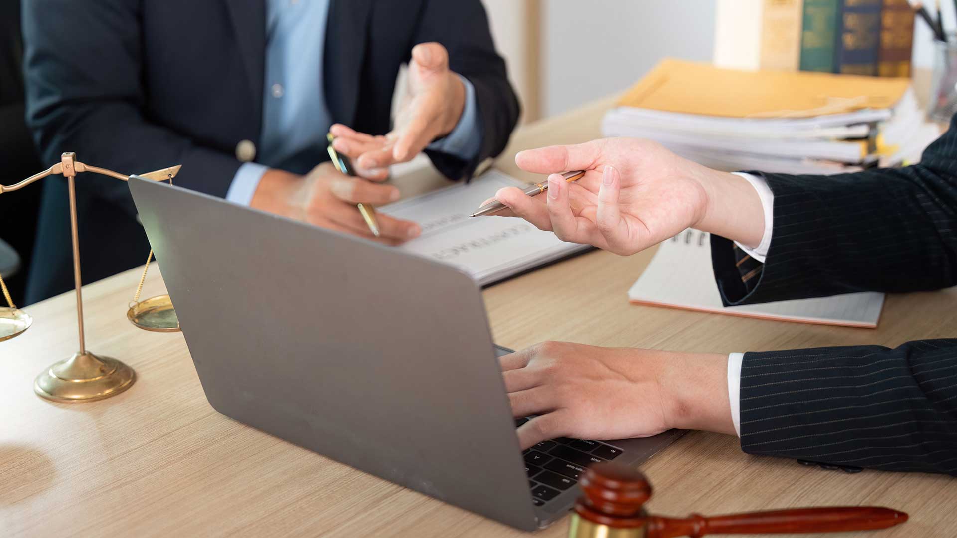 Обсуждение как остаться в Болгарии: юрист с клиентом