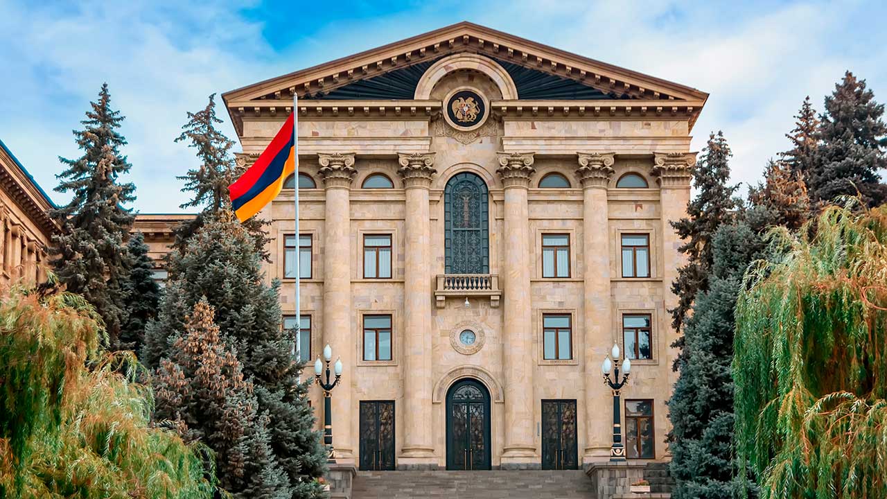 Как получить гражданство Армении в 2024 году: оформление армянского  паспорта для россиян