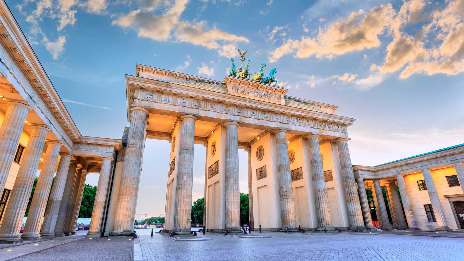 Бранденбургские ворота в Германии, где оформить ПМЖ могут иностранцы