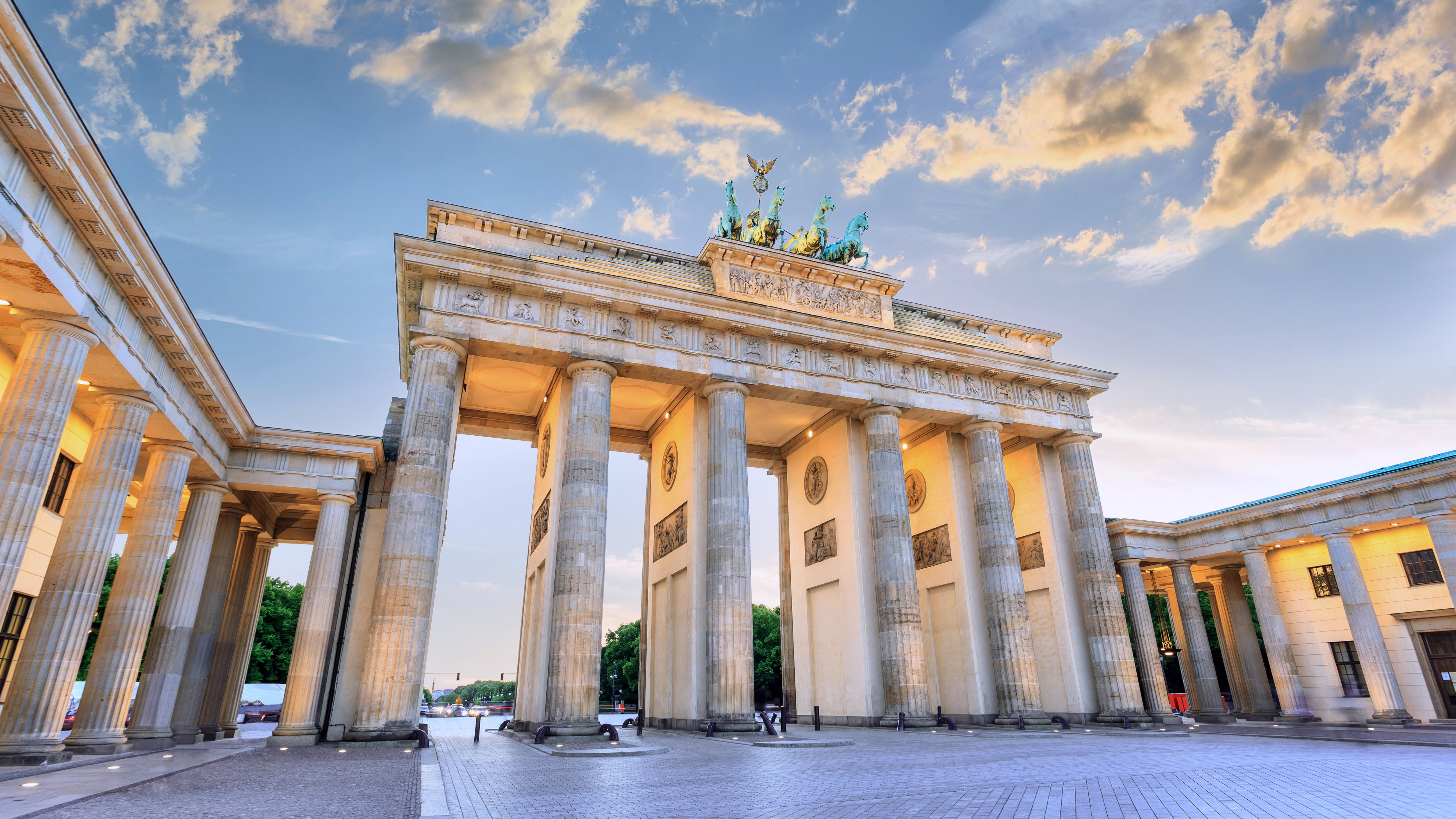 Бранденбургские ворота в Германии, где оформить ПМЖ могут иностранцы