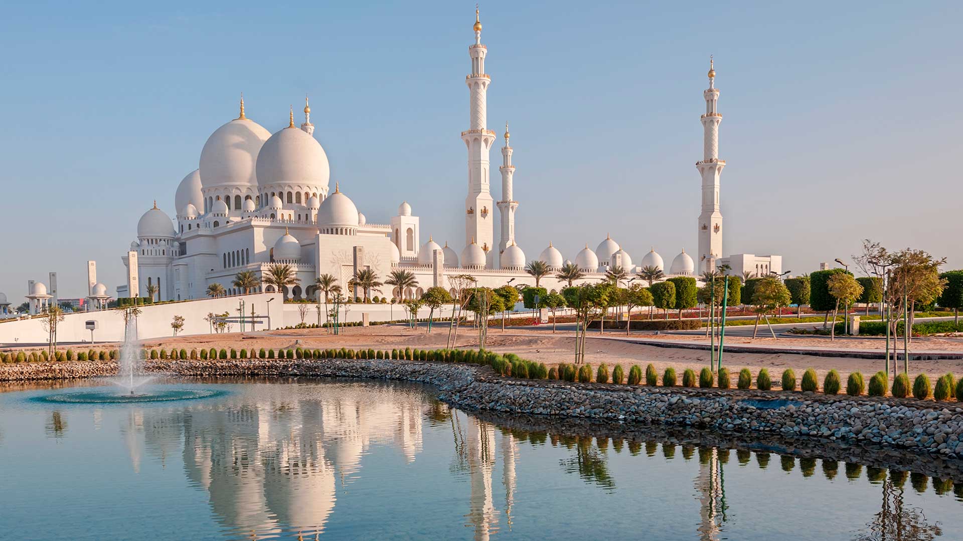 Мечеть шейха Зайда в Абу-Даби, ОАЭ, куда могут переехать иностранцы