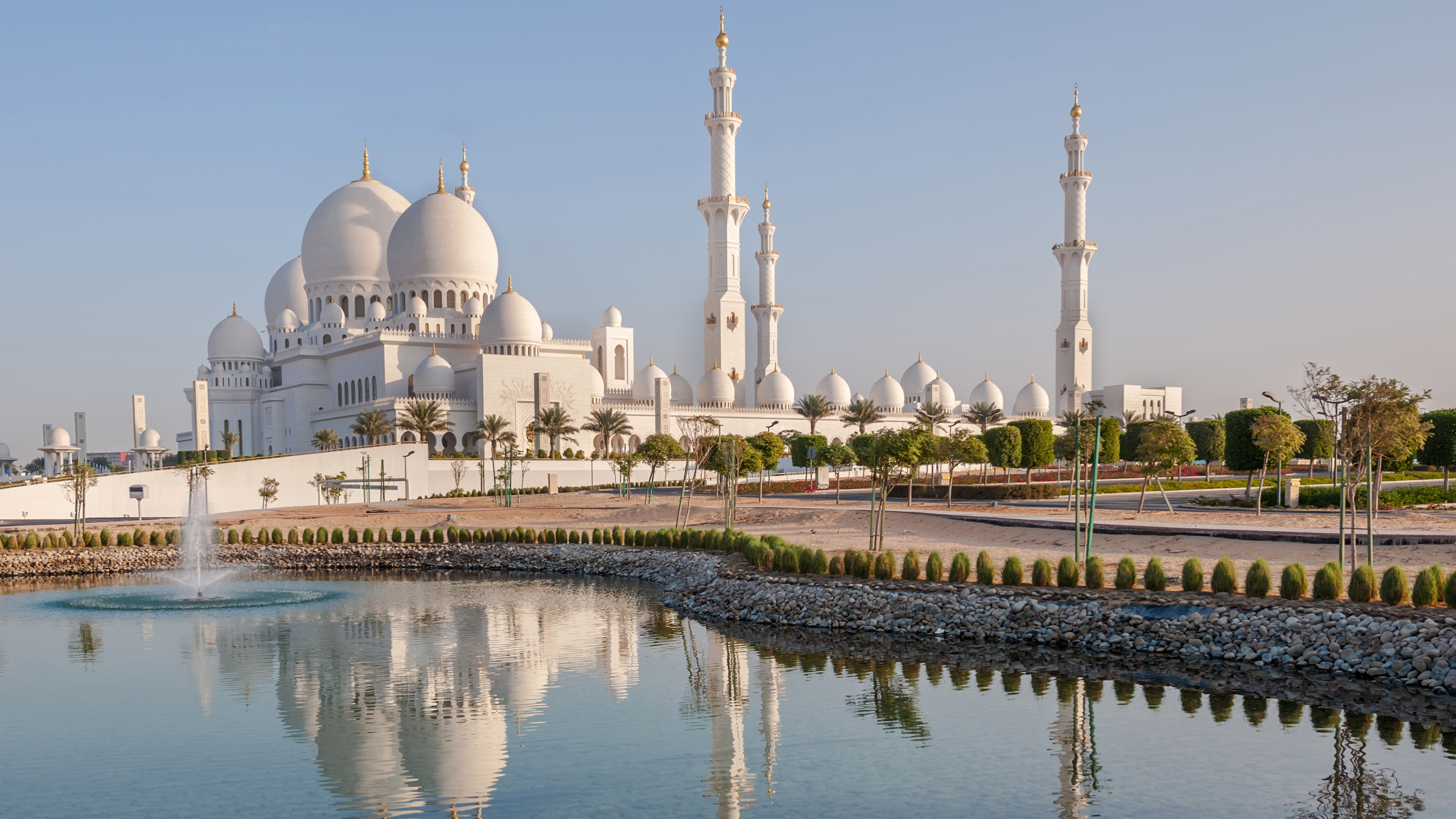 Мечеть шейха Зайда в Абу-Даби, ОАЭ, куда могут переехать иностранцы