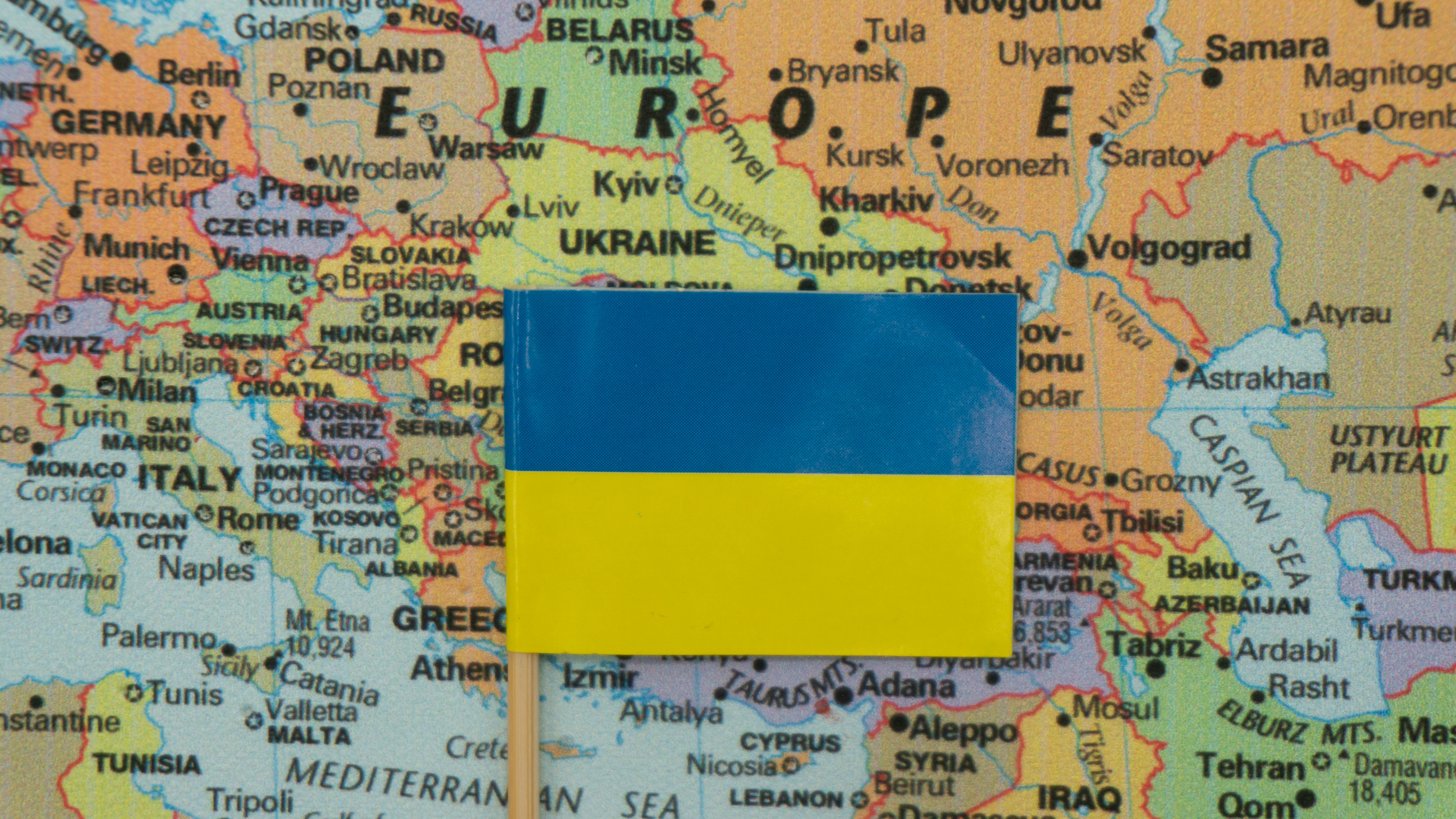 Украинский флаг на карте Европы, куда переезжают беженцы из Украины