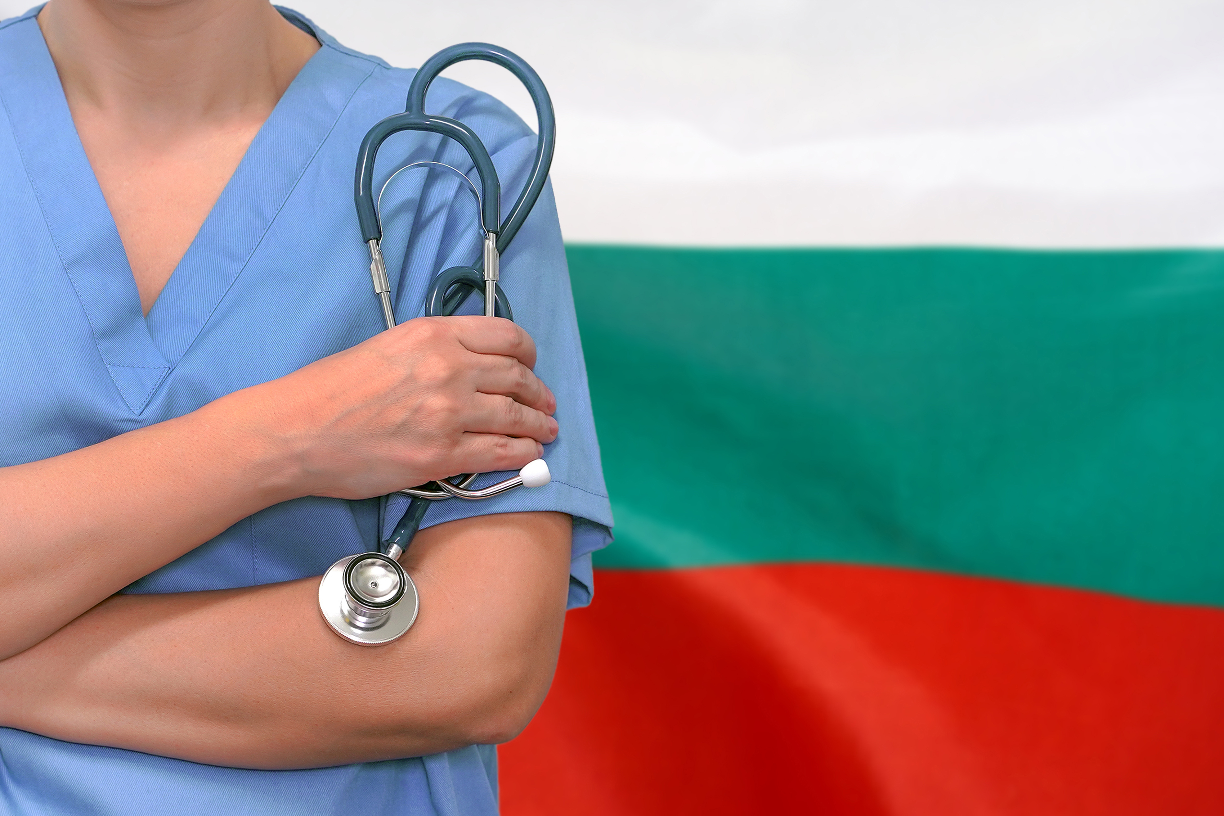 Врач со стетоскопом на фоне флага Болгарии, где иностранцы могут получить лечение