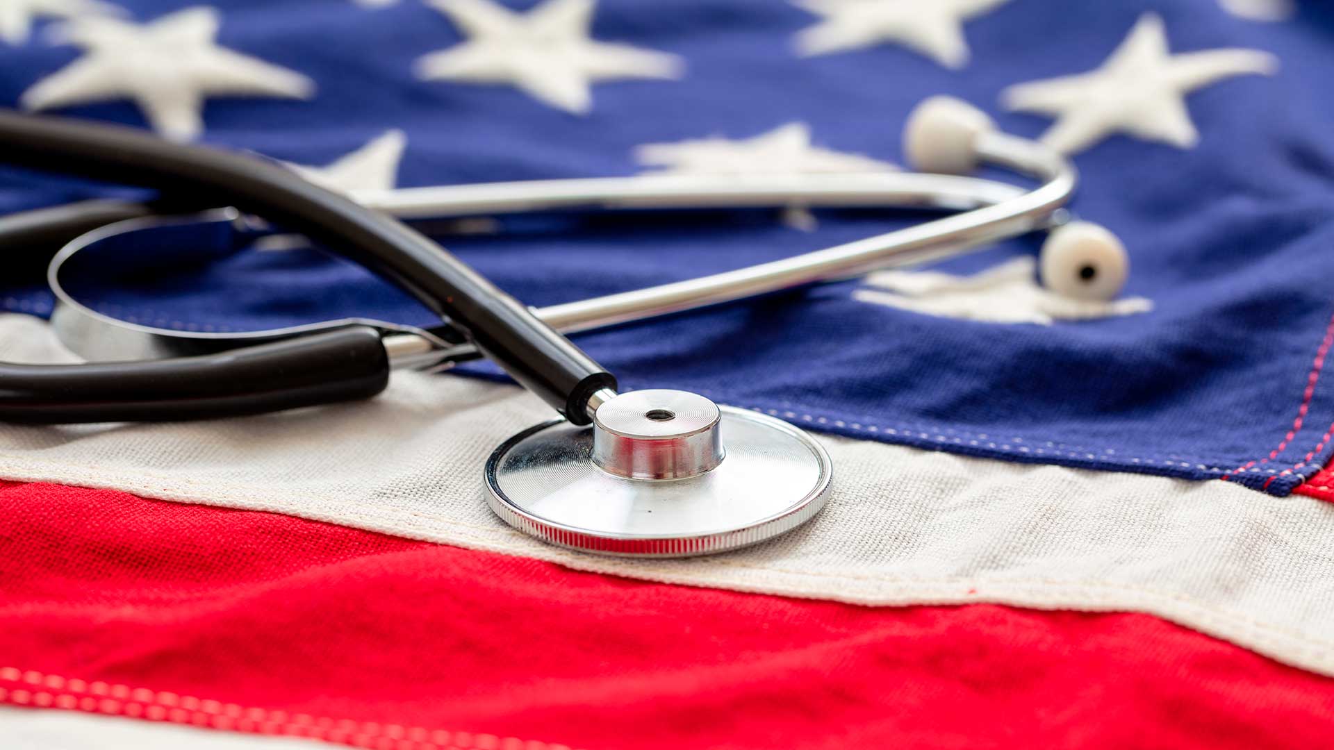 Стетоскоп на флаге США, где иностранцы могут получить лечение