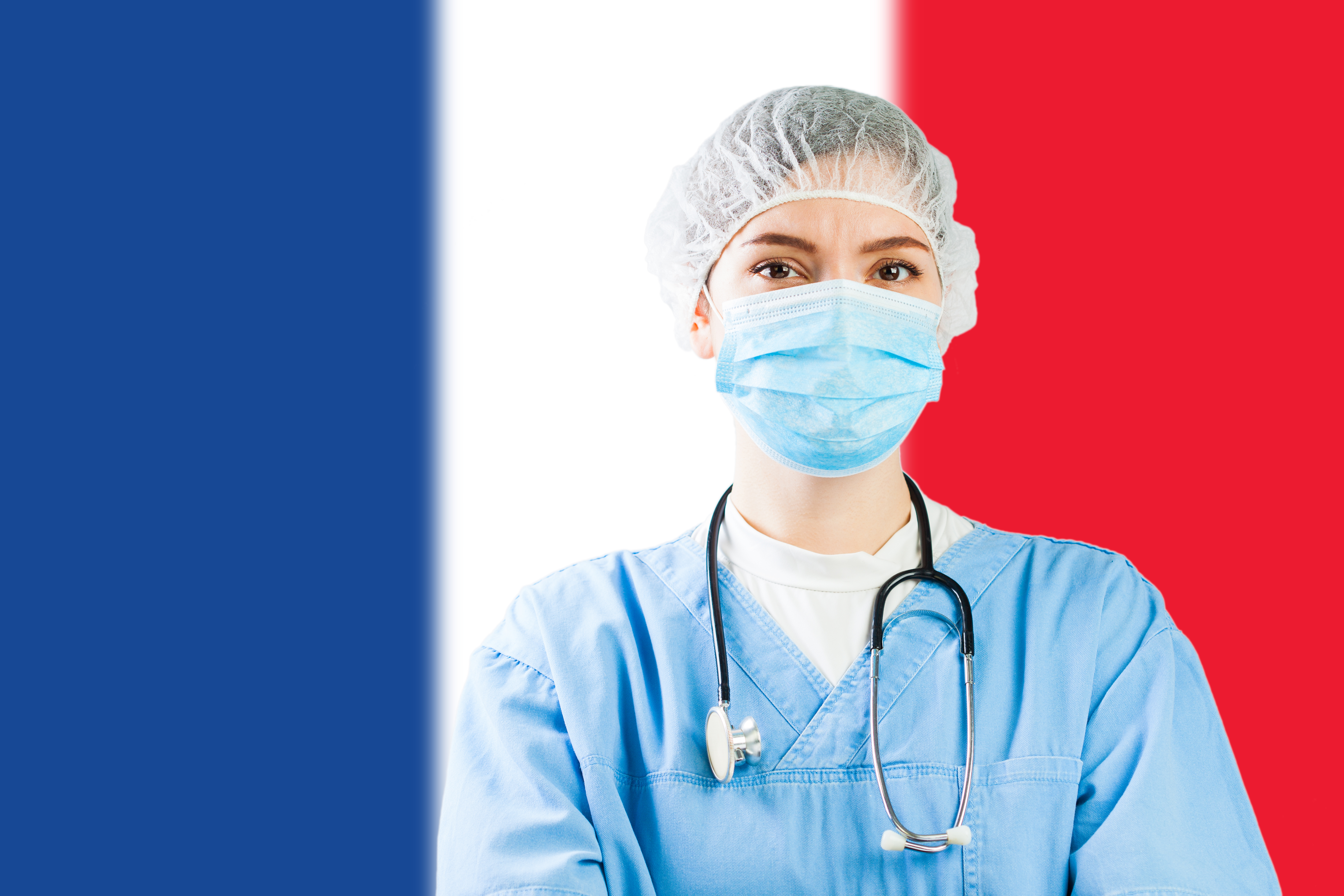 Врач на фоне флага Франции, где иностранцы могут получить лечение