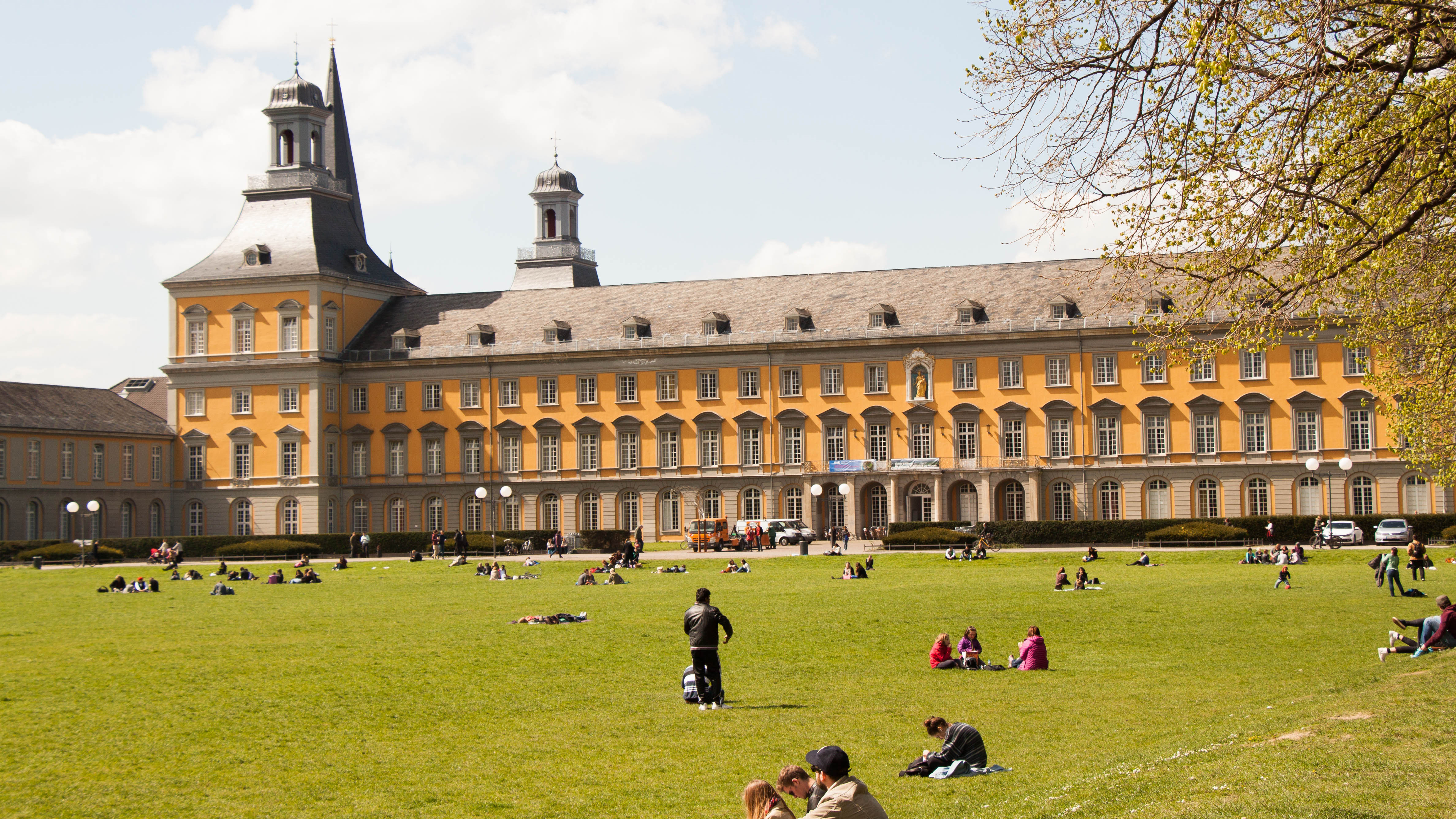 Вид на немецкий университет, где иностранцы могут обучаться