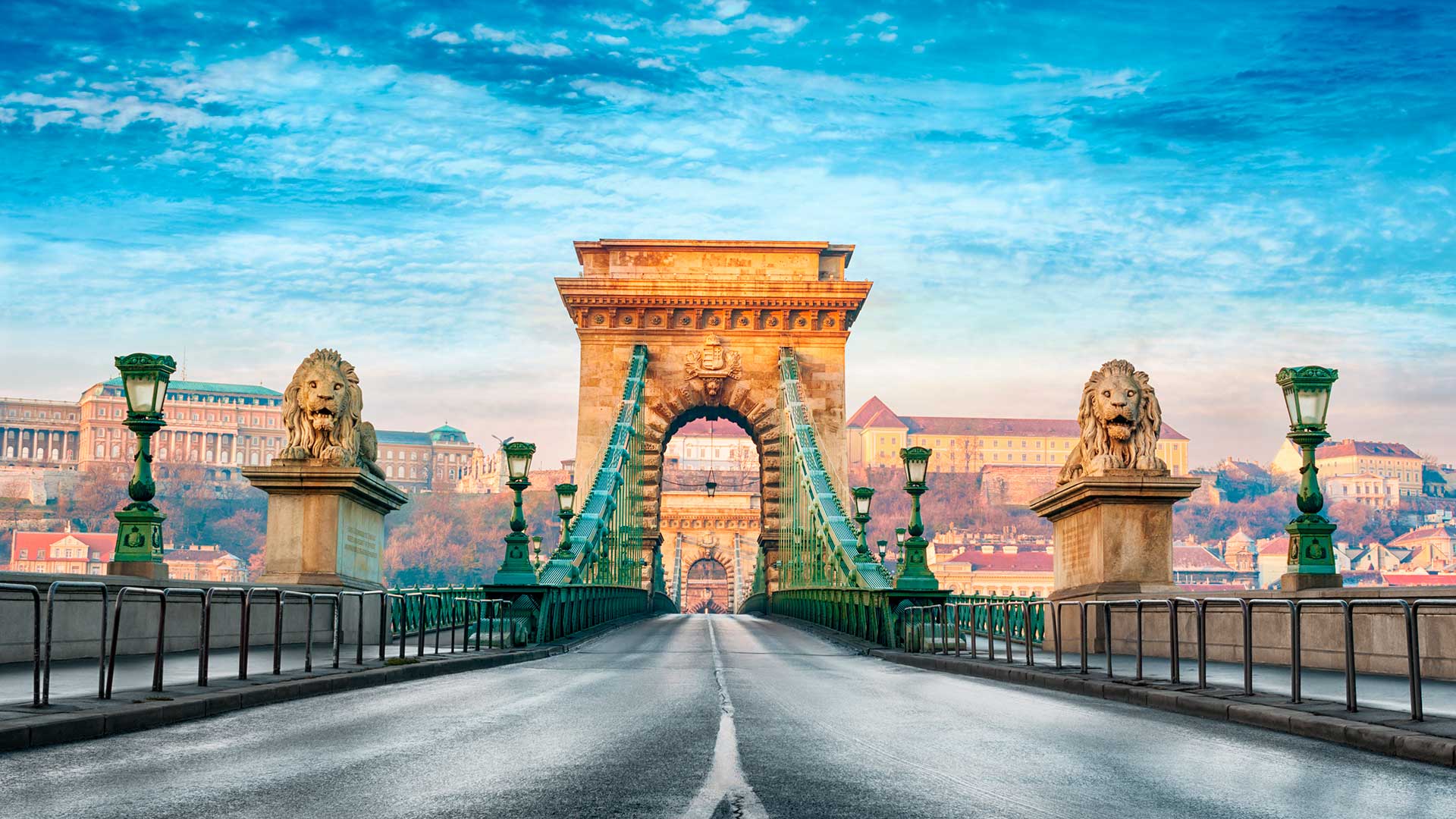 Мост в Будапеште, столице Венгрии, где ПМЖ могут оформить иностранцы