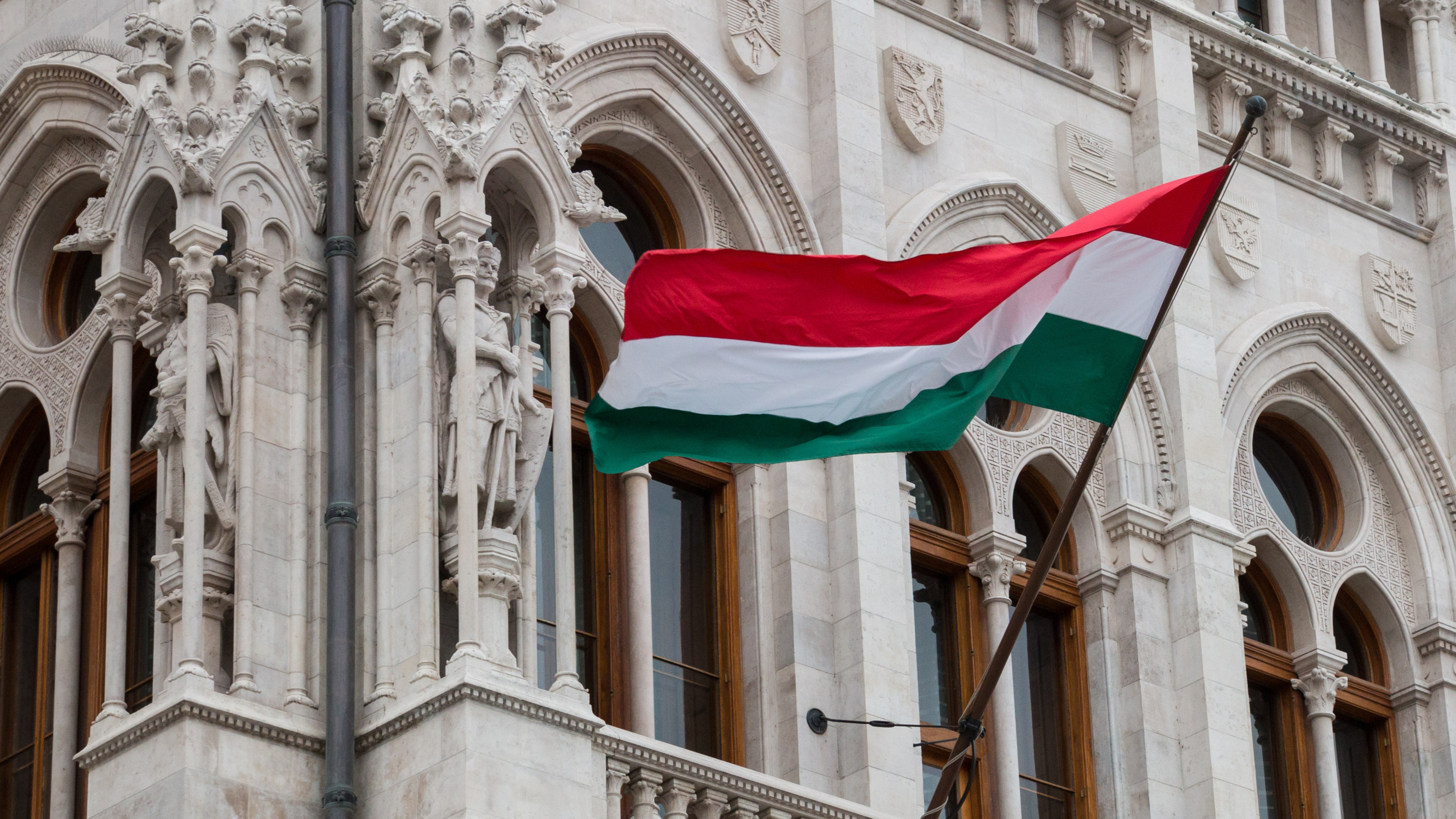 Флаг Венгрии, куда иностранцы могут получить визу