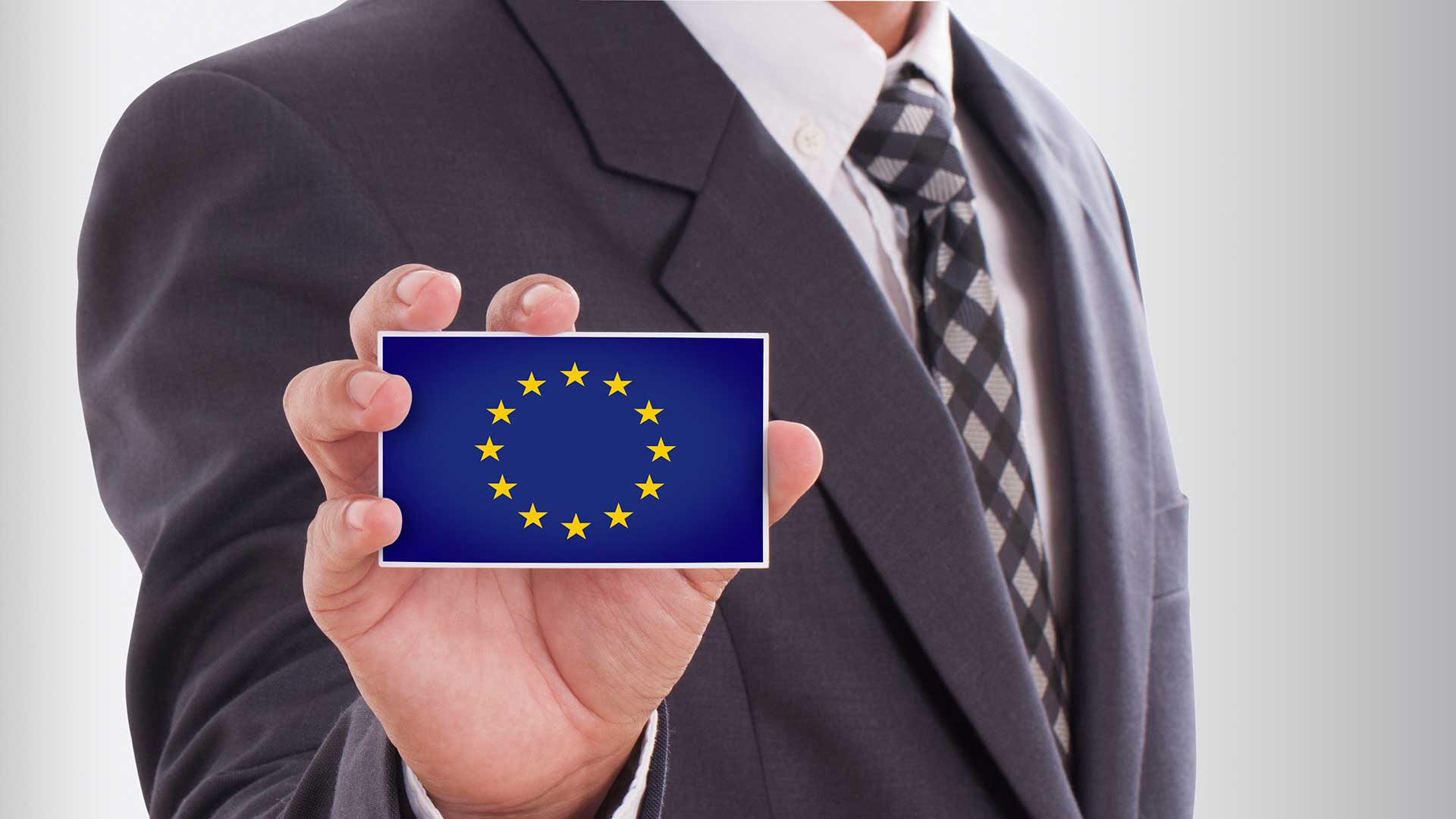Мужчина с флагом ЕС, где иностранцы могут открыть бизнес