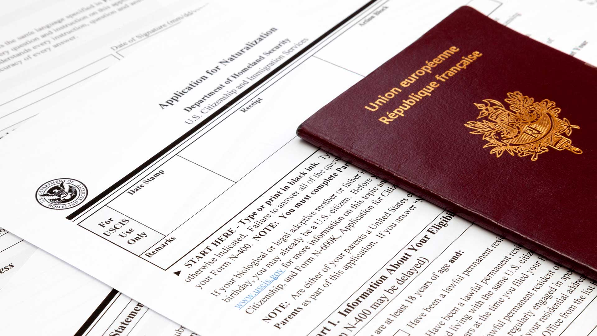 Паспорт Франции, который иностранцы могут получить по натурализации