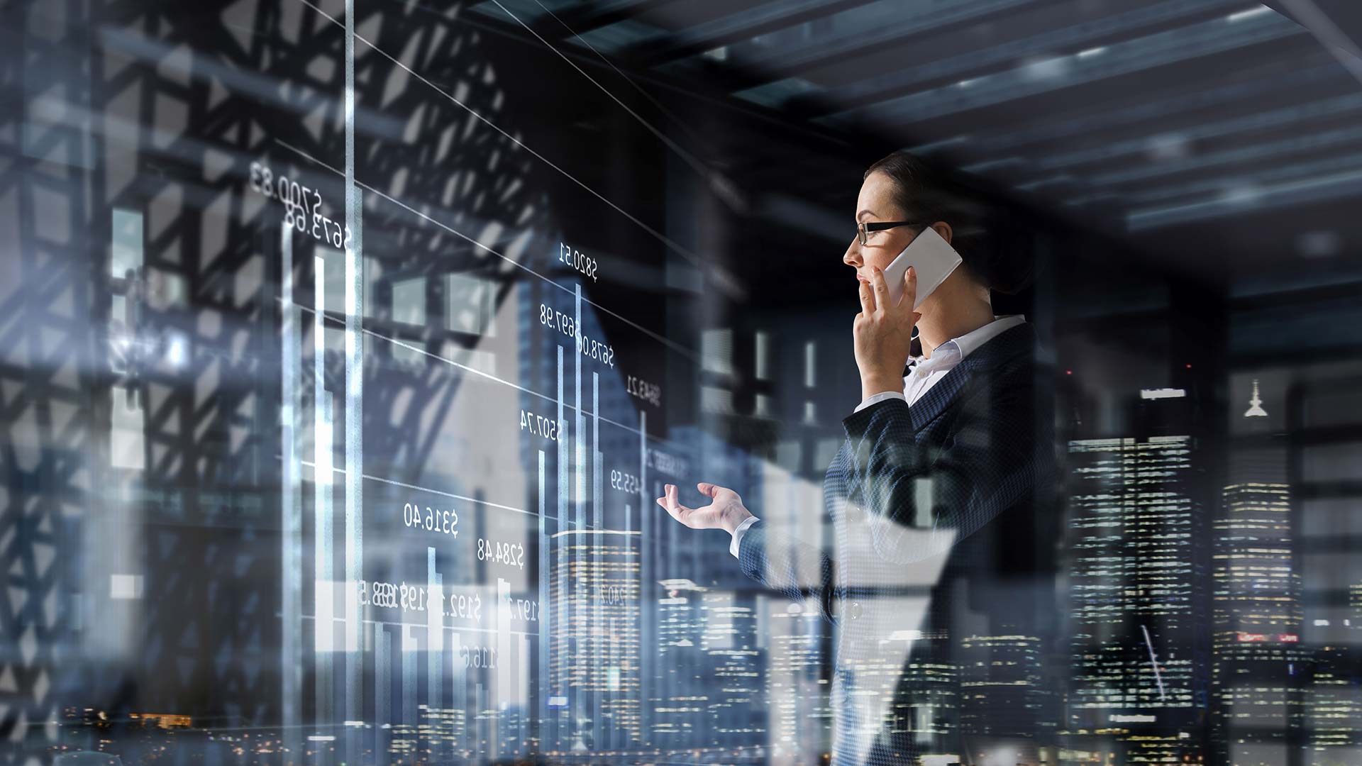 Женщина-инвестор в Португалии говорит по телефону