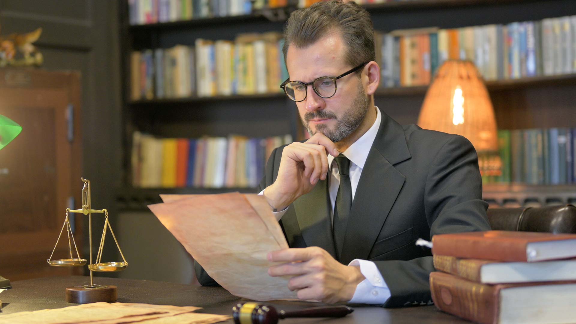 Юрист изучает документы для переезда в Венгрию