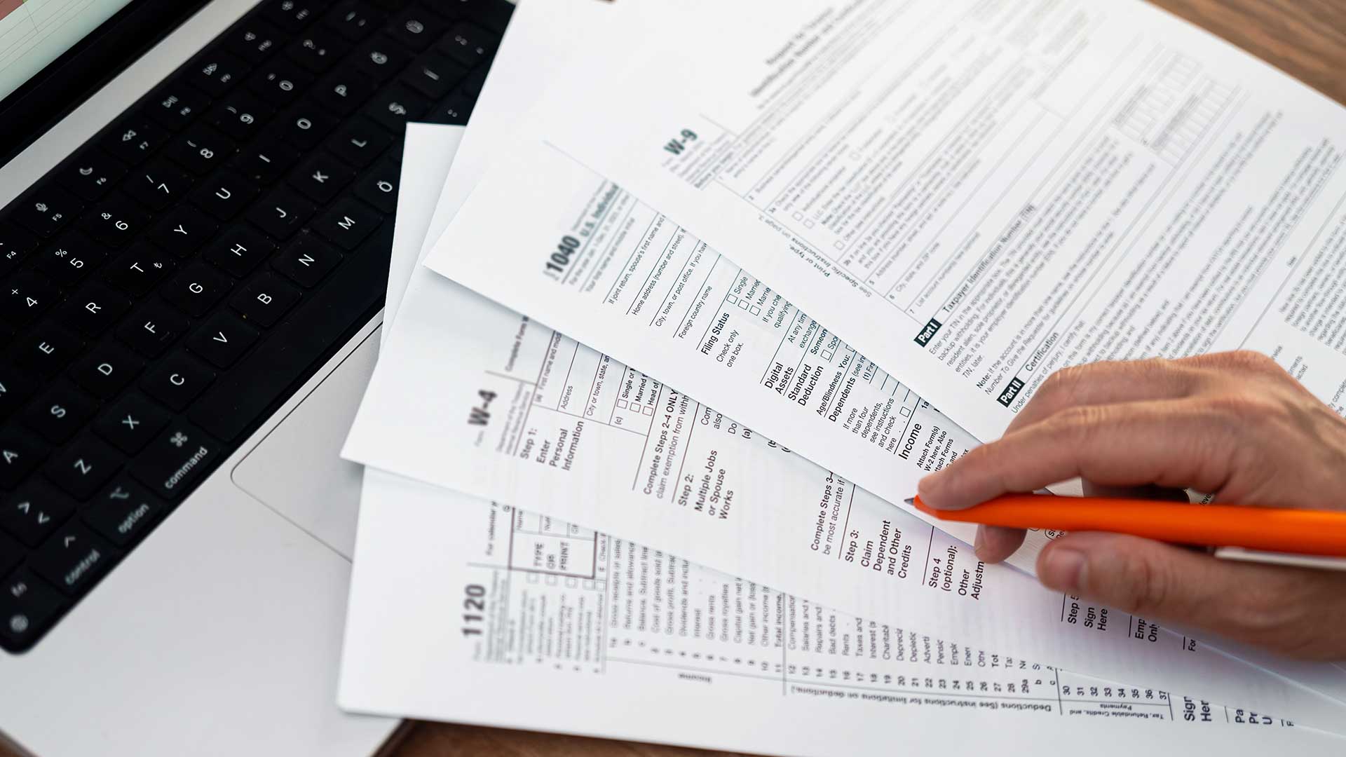 Ноутбук и документы для ПМЖ в Венгрии на столе