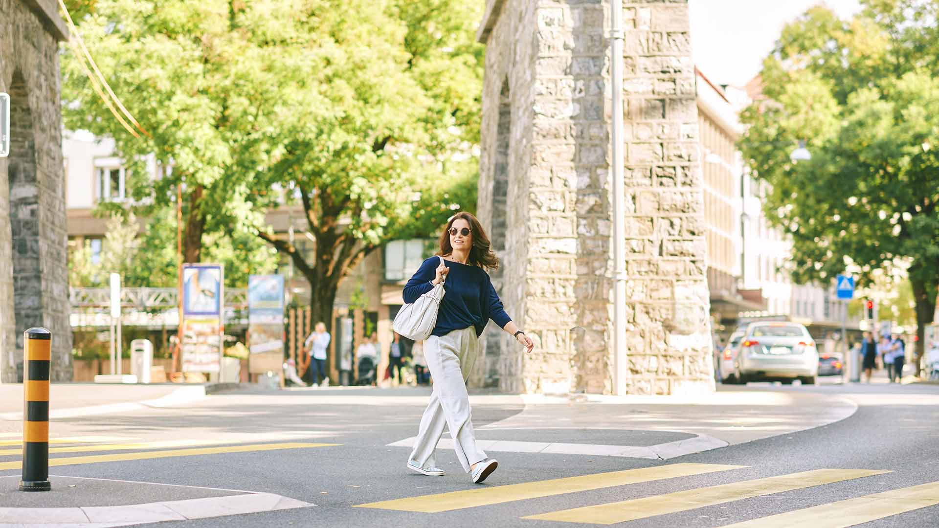 Женщина спешит получить ВНЖ Швейцарии