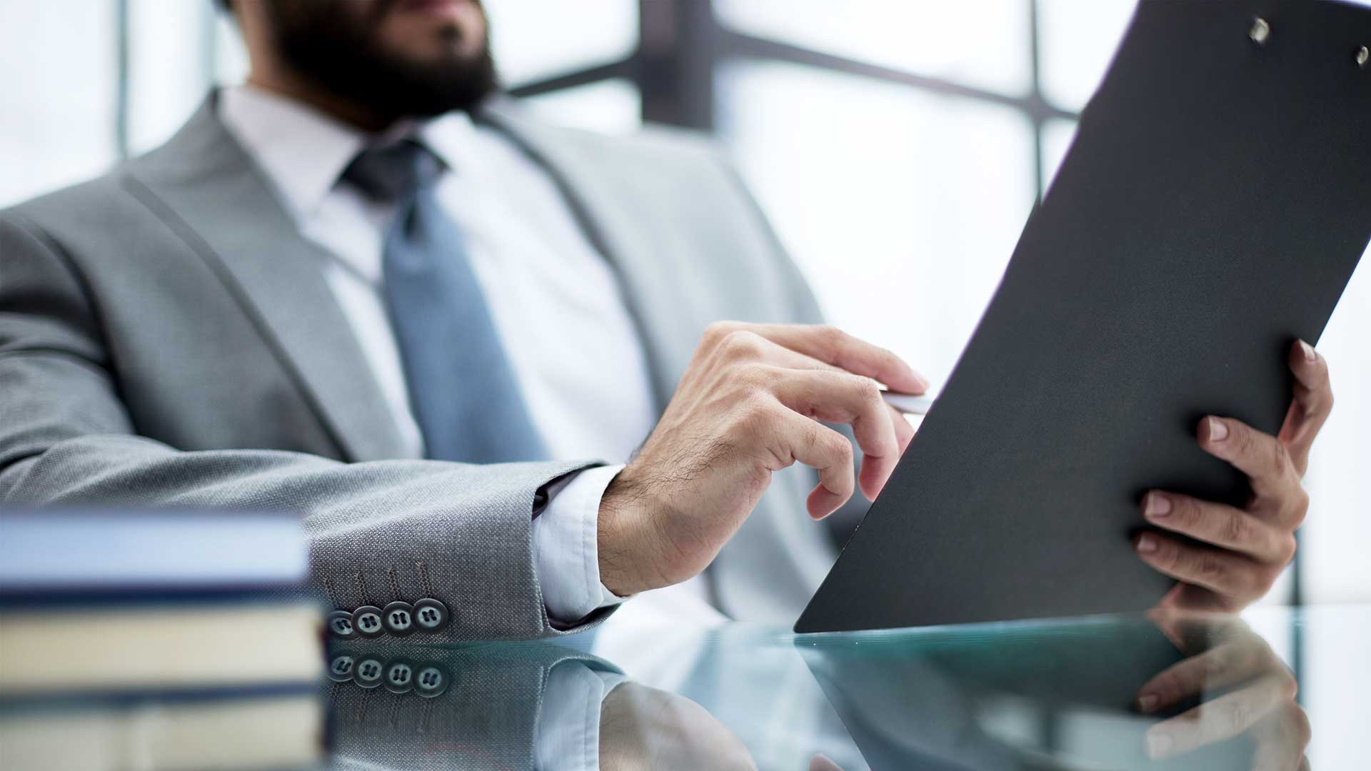 Мужчина изучает условия получения армянского паспорта