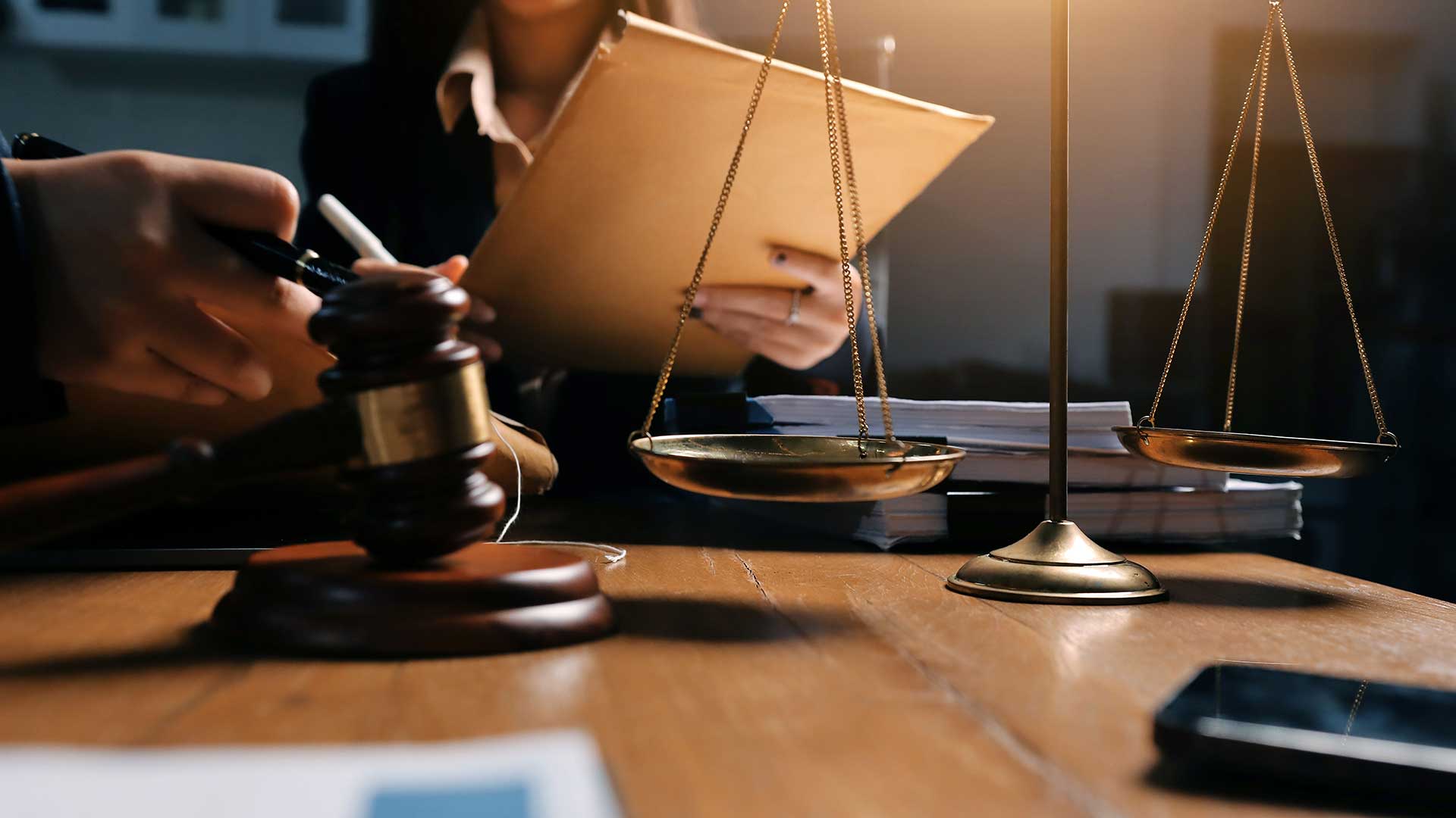 Юрист с клиентом обсуждают оформление гражданства Люксембурга