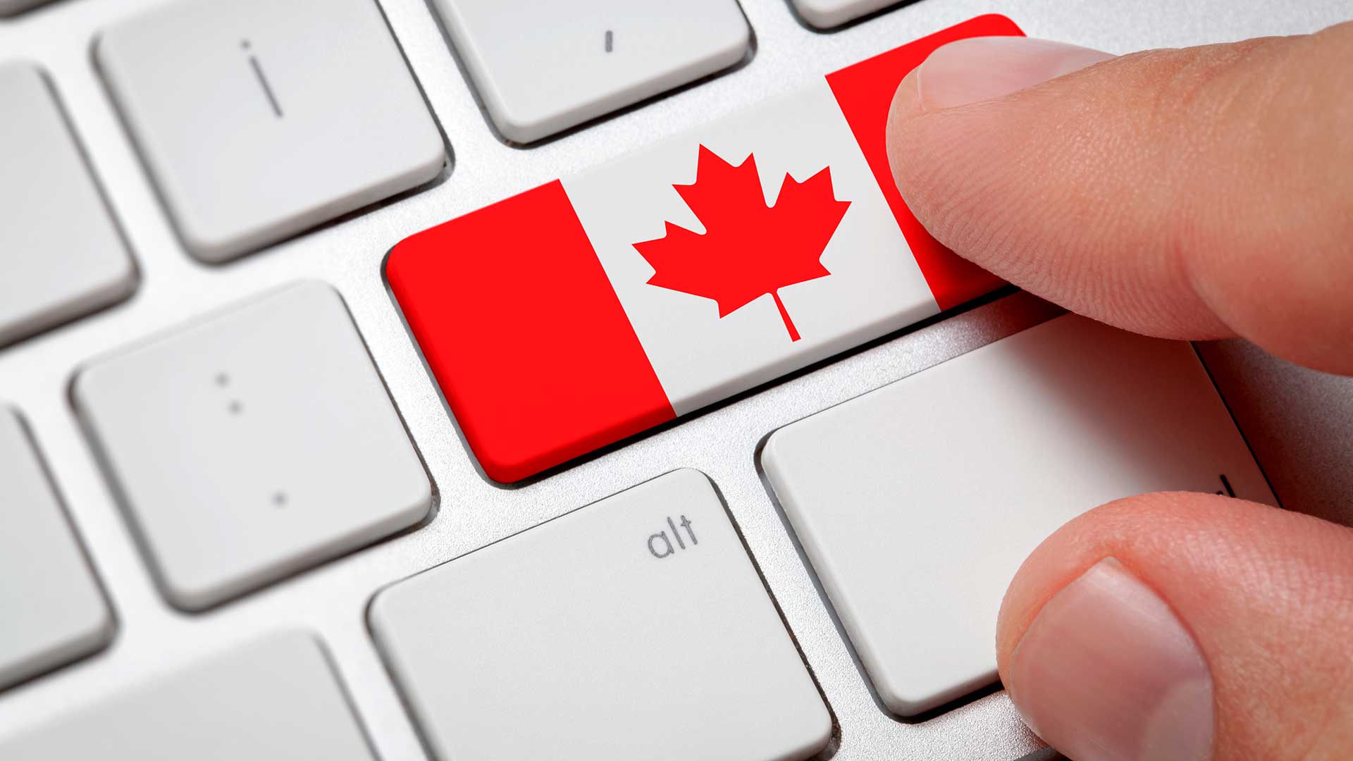 Канадский флаг на клавиатуре как символ поиска работы в Канаде через интернет
