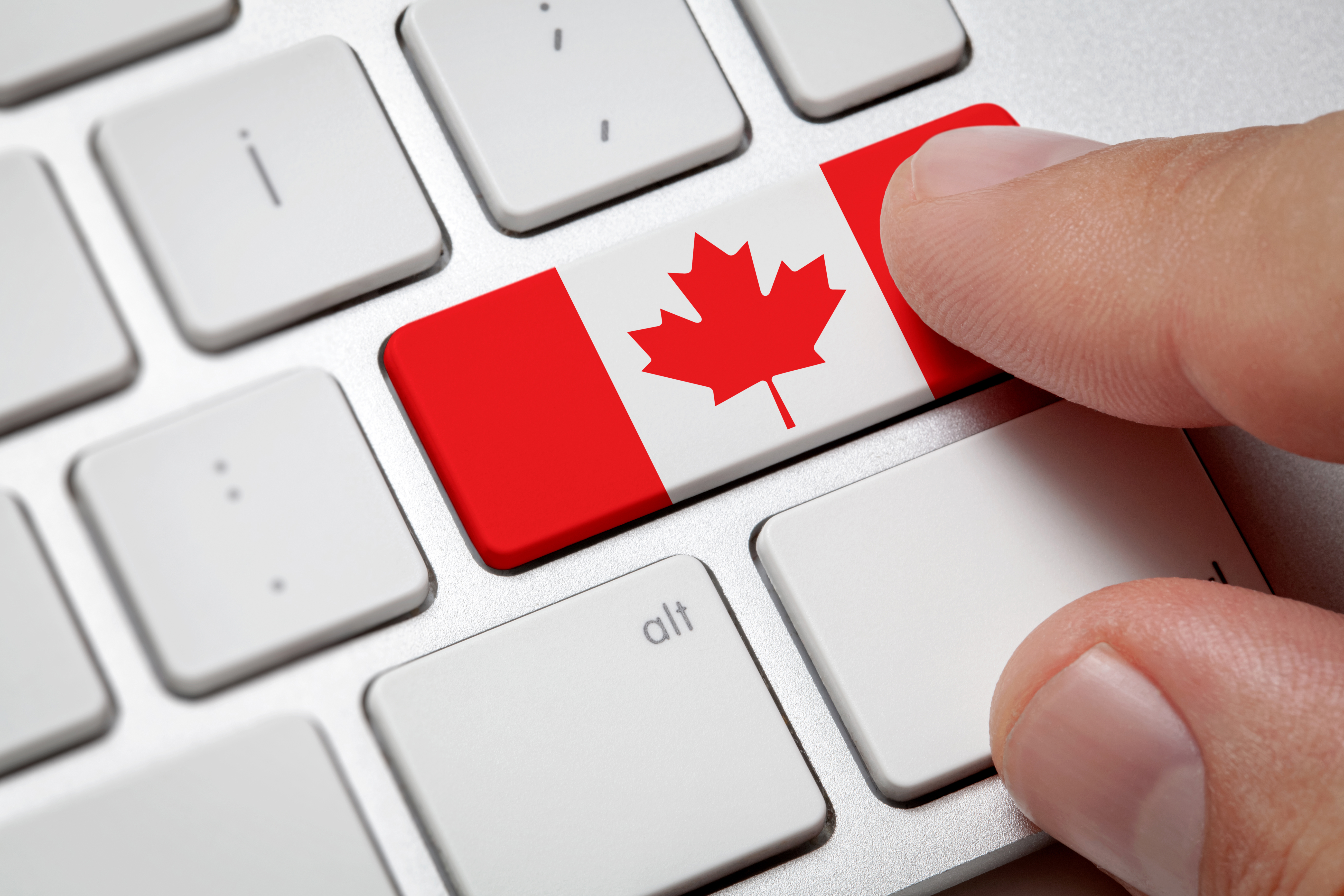 Канадский флаг на клавиатуре как символ поиска работы в Канаде через интернет